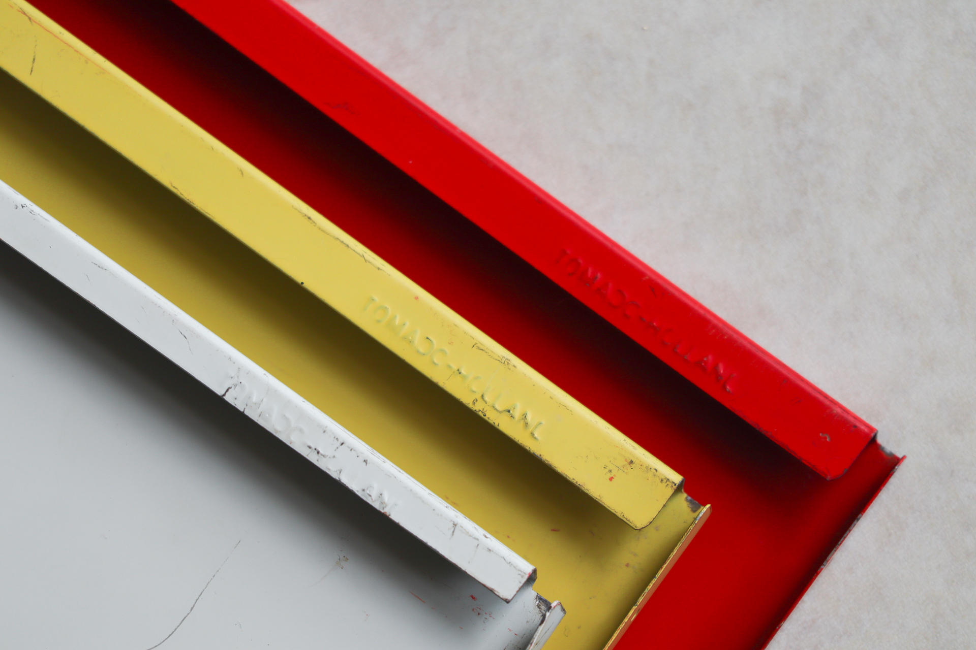 棚板の耳の部分"TOMADO HOLLAND"の刻印が入っています。