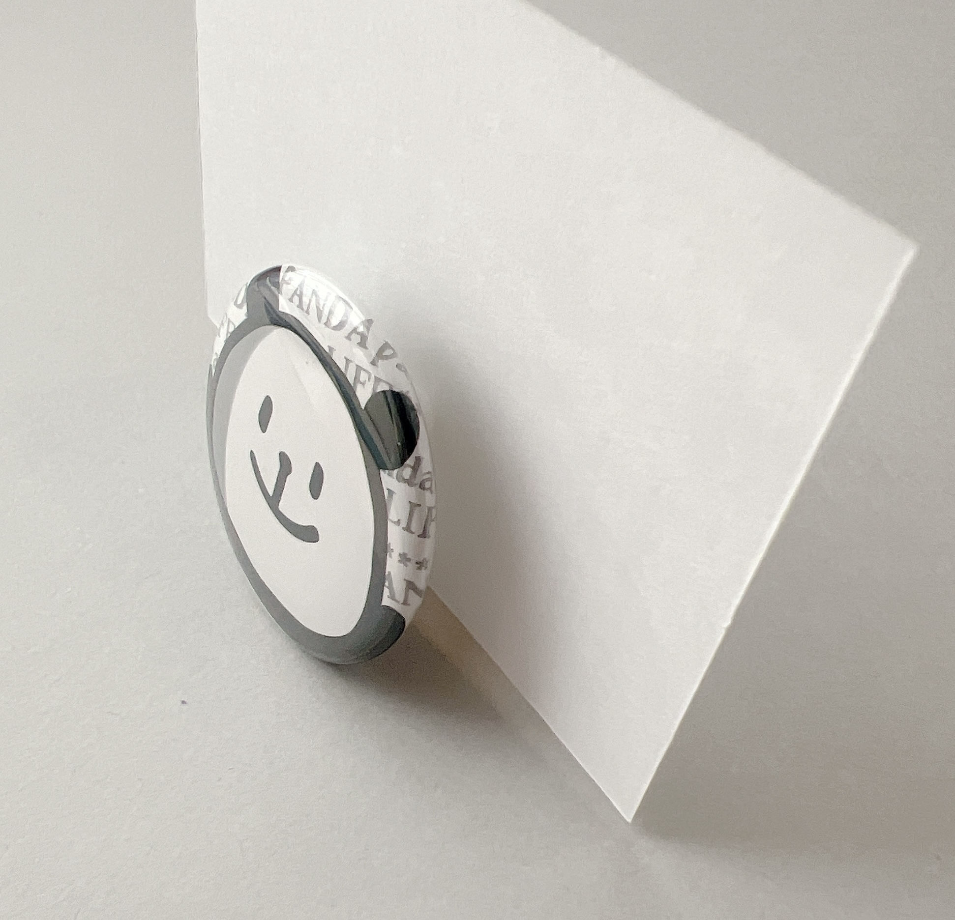 下向きにすればメモスタンドにも