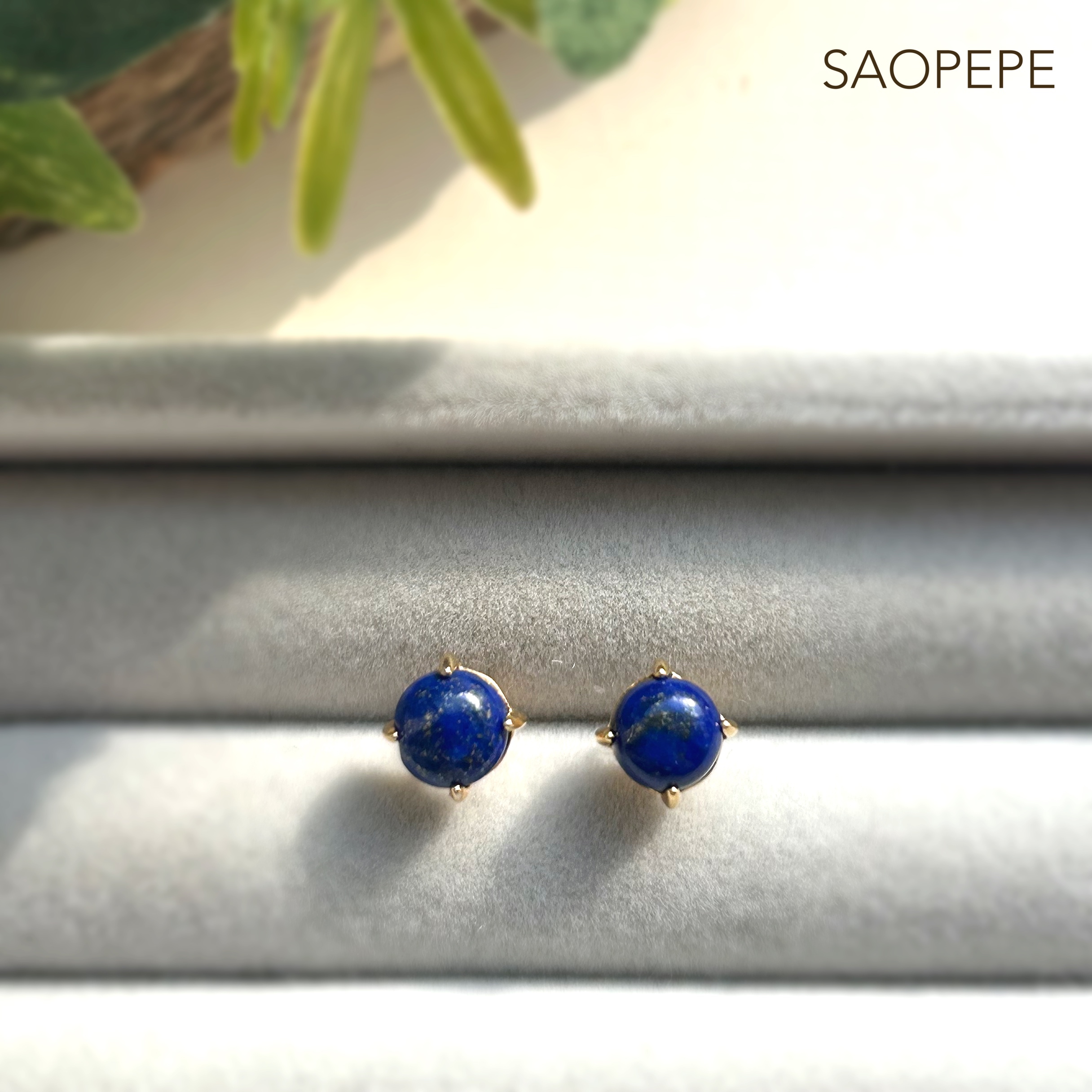 金のパイライトが星空のようにチラチラと…