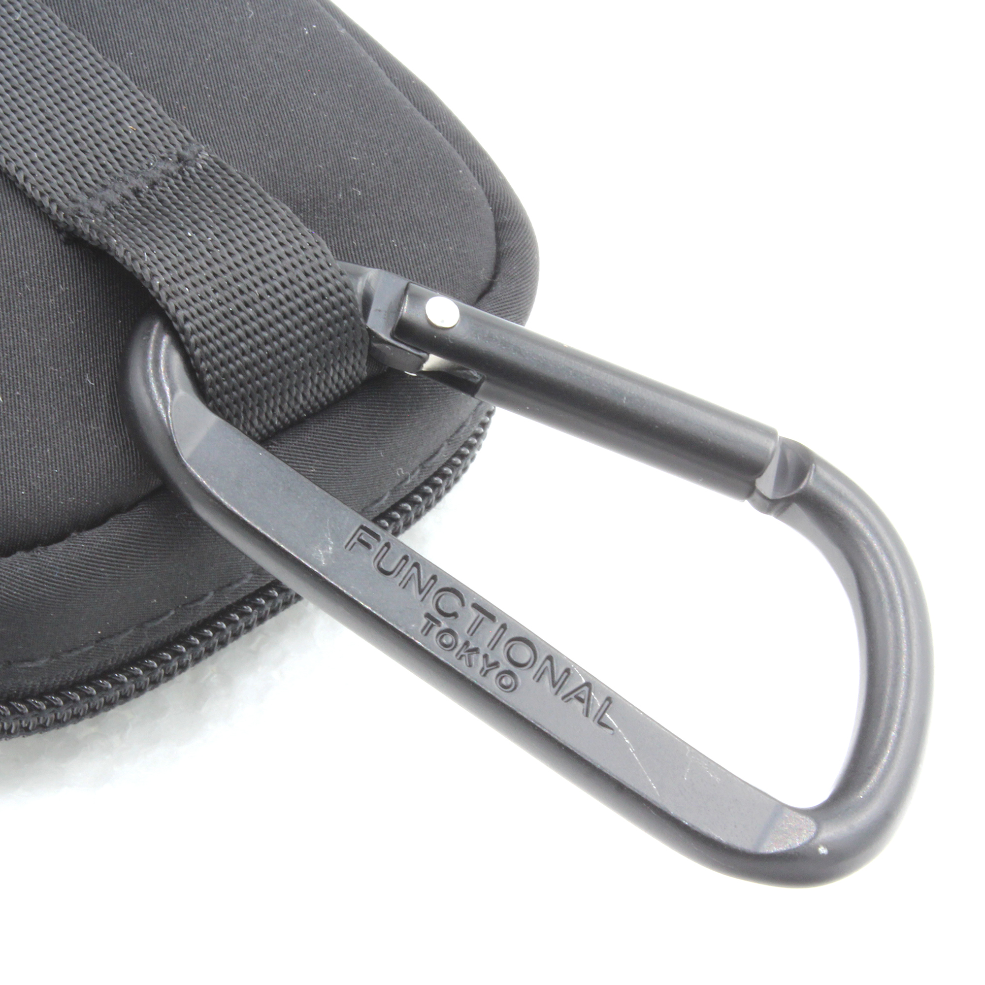 カラビナが付属しているので、ベルトループやお手持ちのバッグに取り付け可能。