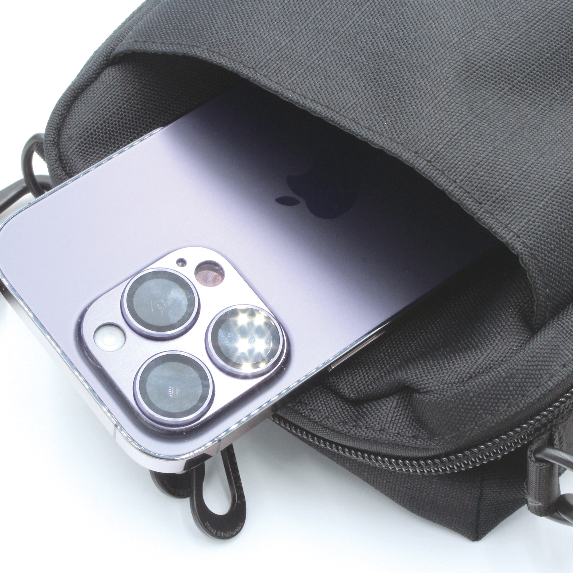 背面ポケットにはスマホを入れておくのに便利