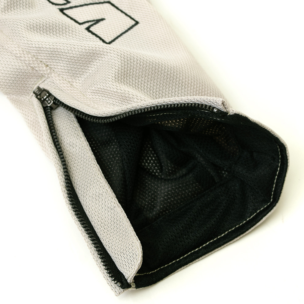 袖口が絞り込められるファスナーを装備。