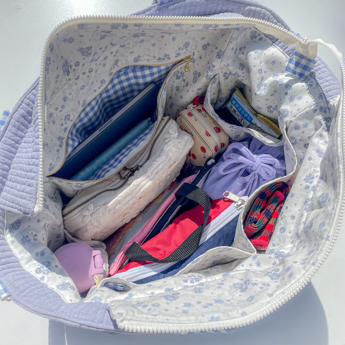 ファスナーポケットは大切な物を入れるのにピッタリ