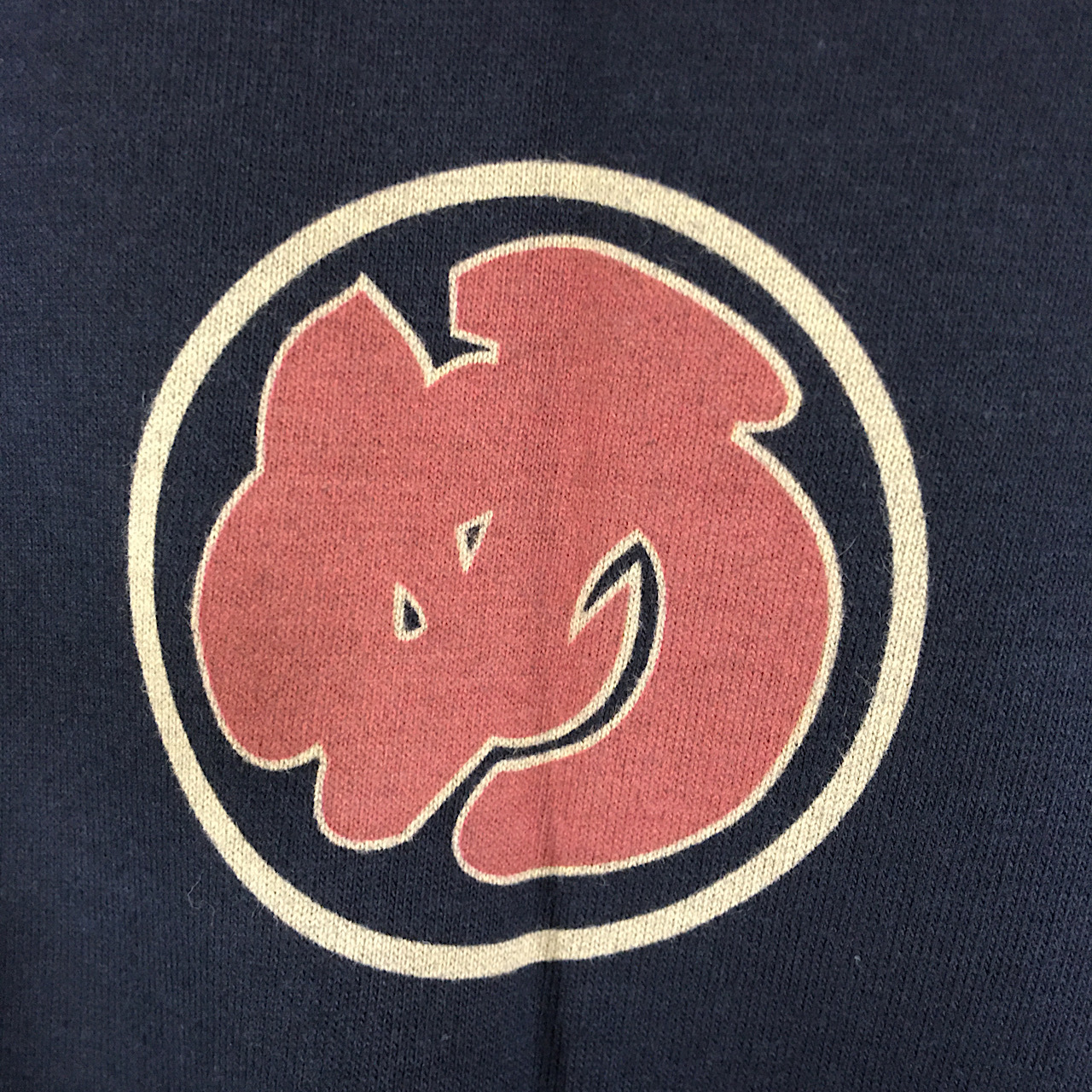 前面の左胸にもワンポイントロゴあり♪♪　《抜染染め》という染色方法により、とてもソフトな風合いです。