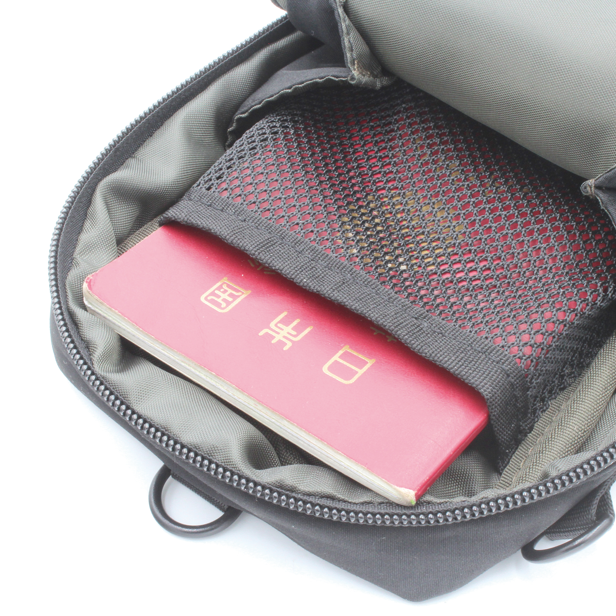 パスポートがスッポリ収まるメインポケット背面内ポケット。