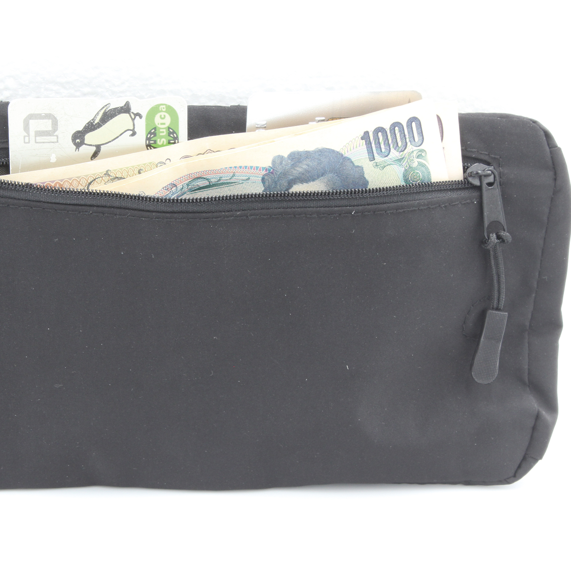 お札とカードを収納出来る財布機能を完備