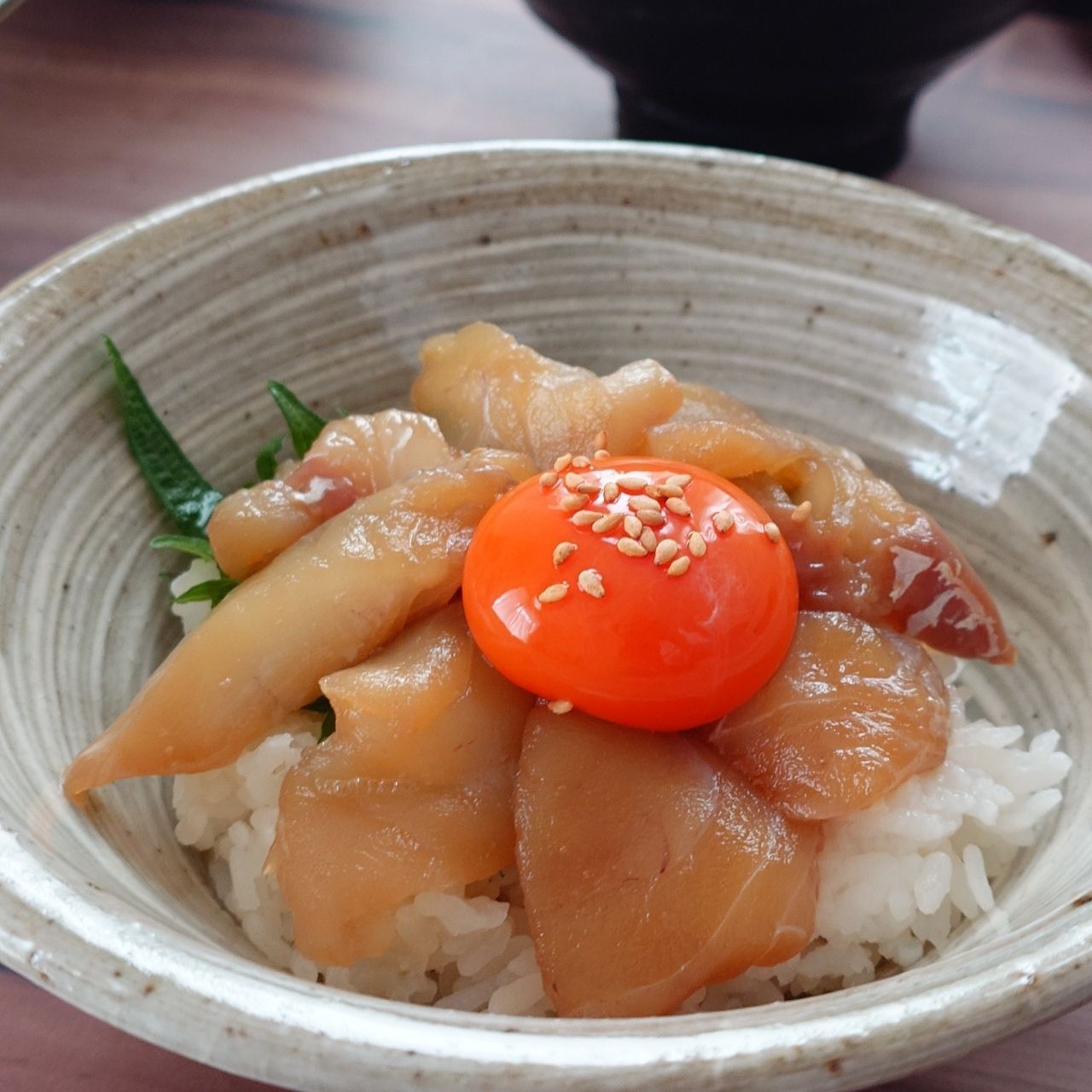 漬け丼の具　三陸産　タラ しょうゆだれ 盛付例