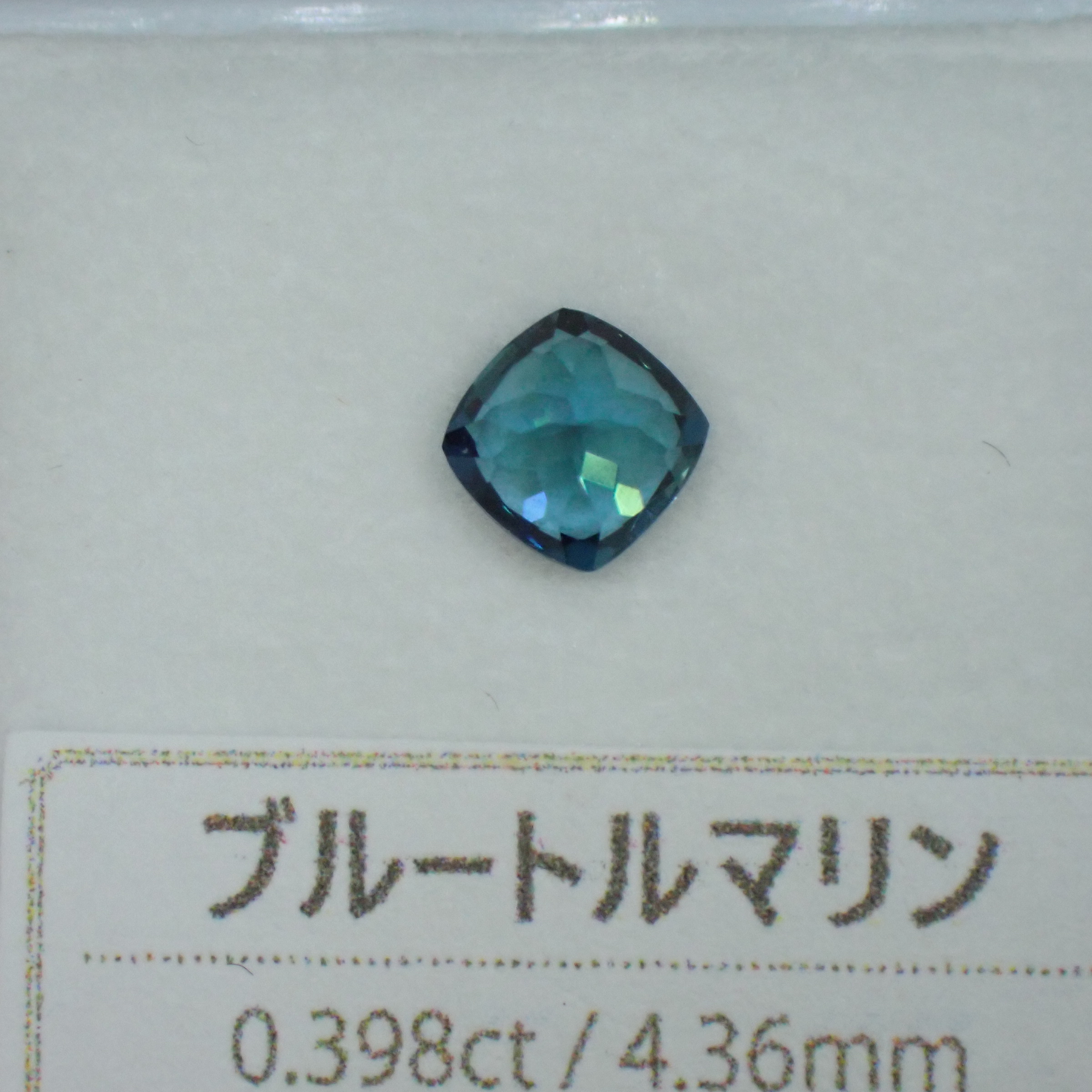 ルースの裏側に非常に見えにくいスレがあります、ルースの美しさは損ねていません