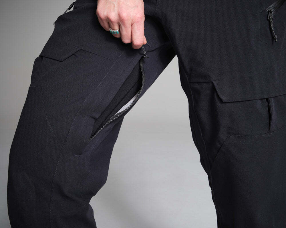 脚部内側にジッパー付きベンチレーション