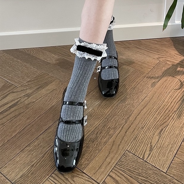グレー