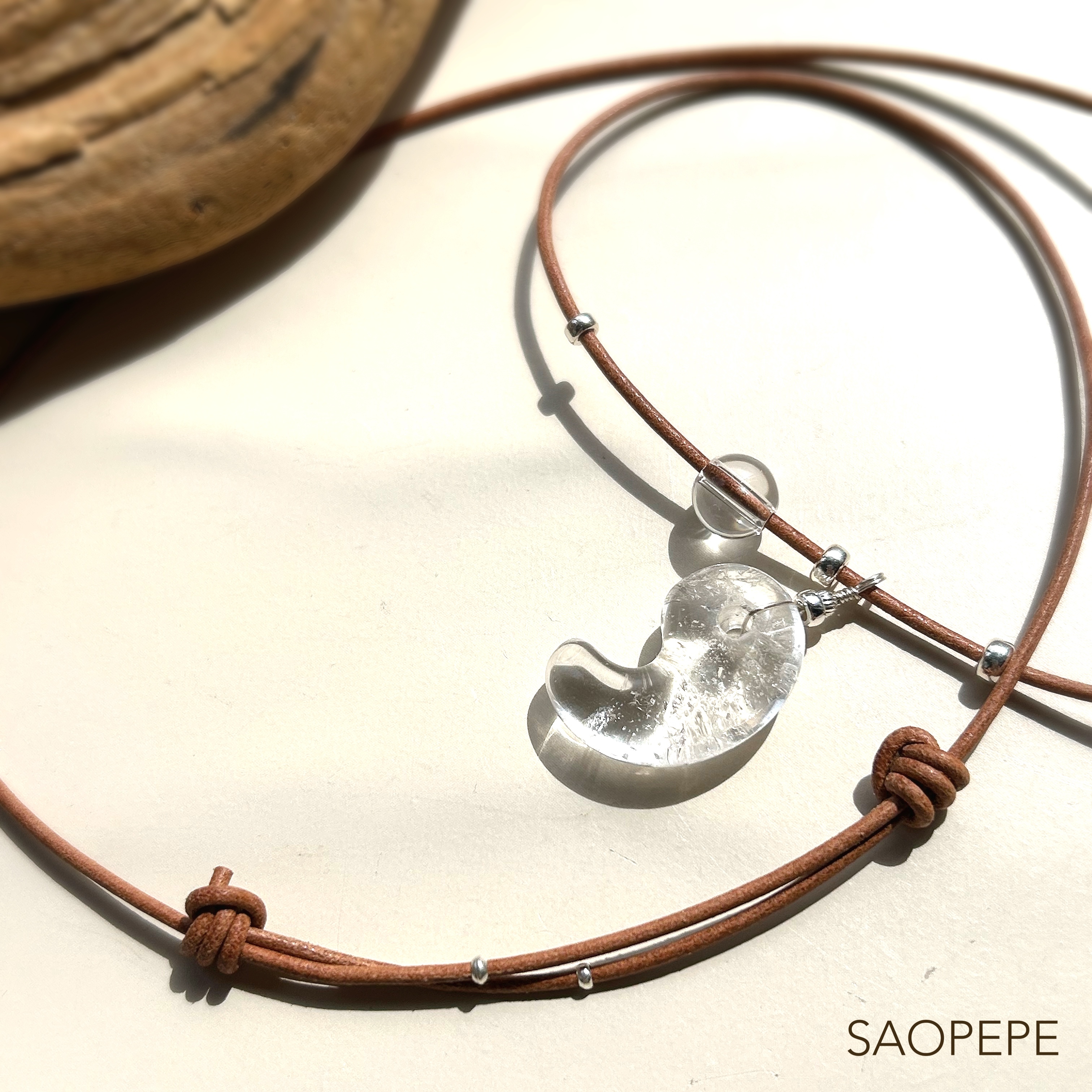 革紐を引っ張るとより長く、結び目を引っ張るとより短く調節できます。