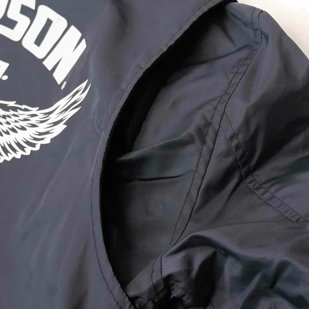 両肩部分にアクションプリーツ＆ベンチレーション機能を装備。