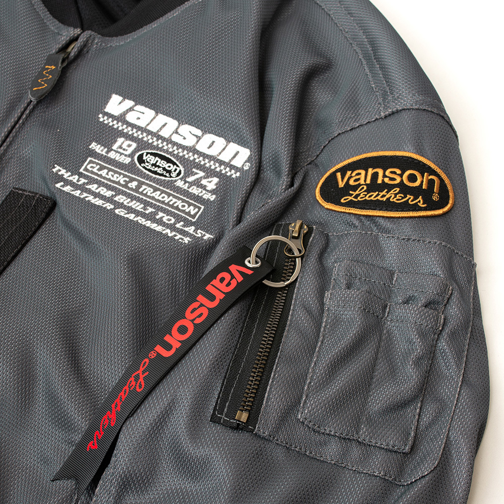 刺繍仕上げのワッペン。引手リボン付きポケット。