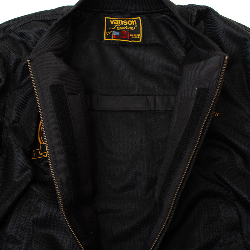 裏地はメッシュ素材を採用。