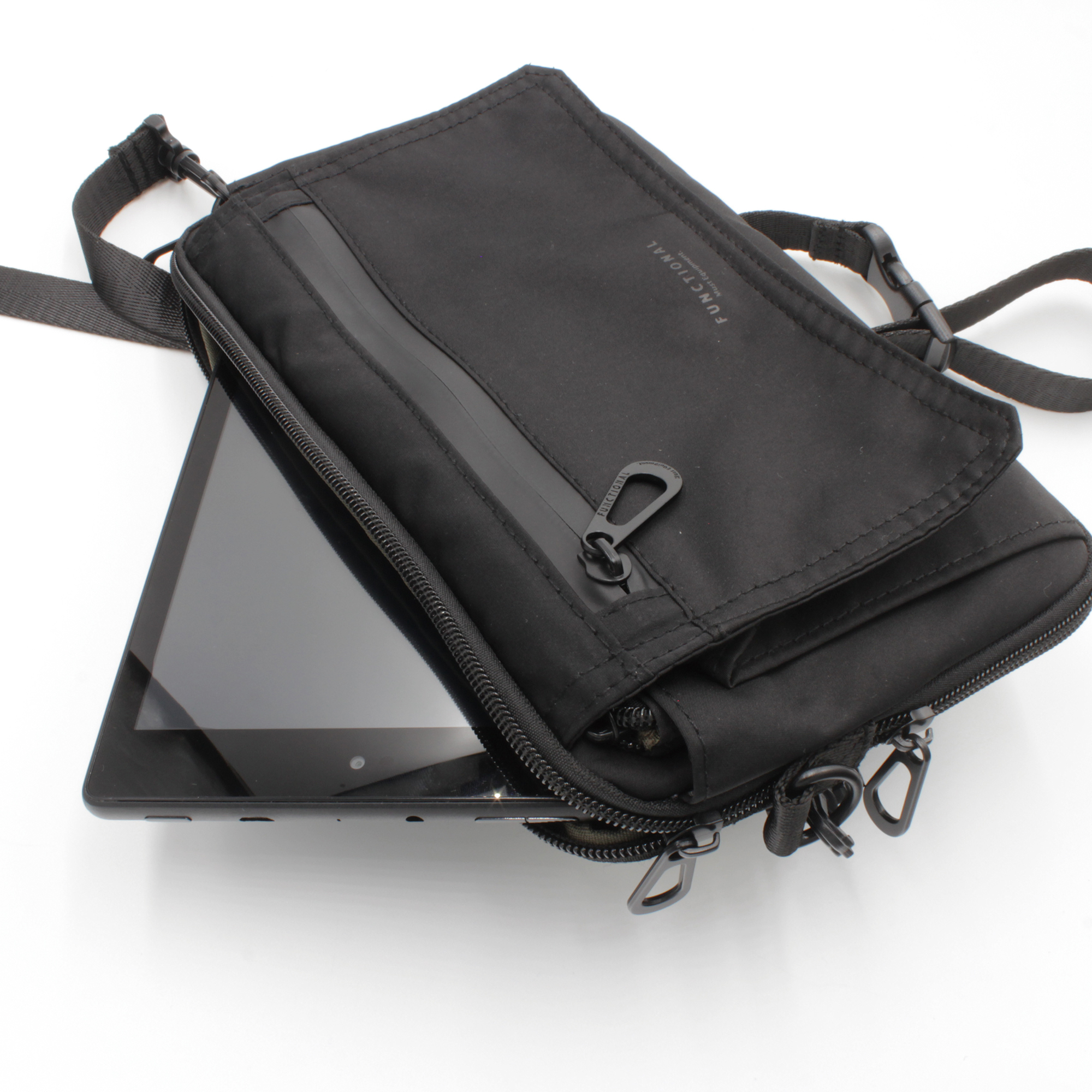 10.1インチのタブレットも収納可能なサイズ感