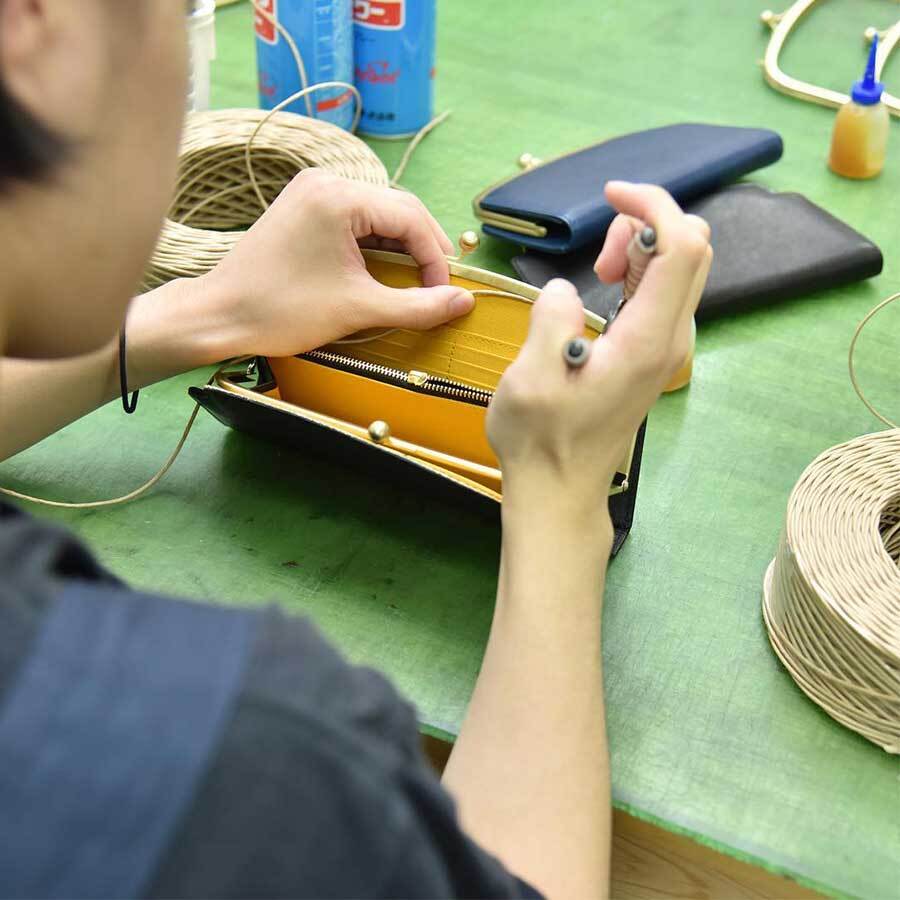 口金（がまぐち）を取り付ける作業です、熟練の技が必要です