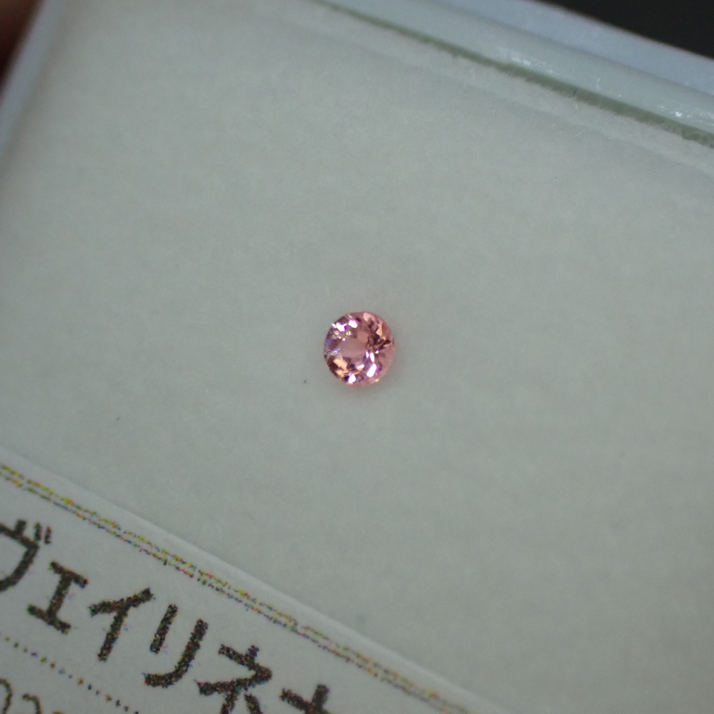 傾けるだけでもしっかりと多色性が楽しめます。ピンク系とオレンジ系の多色性が