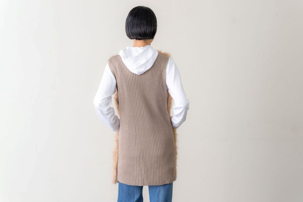 後ろはグレーベージュのニットですっきり！
