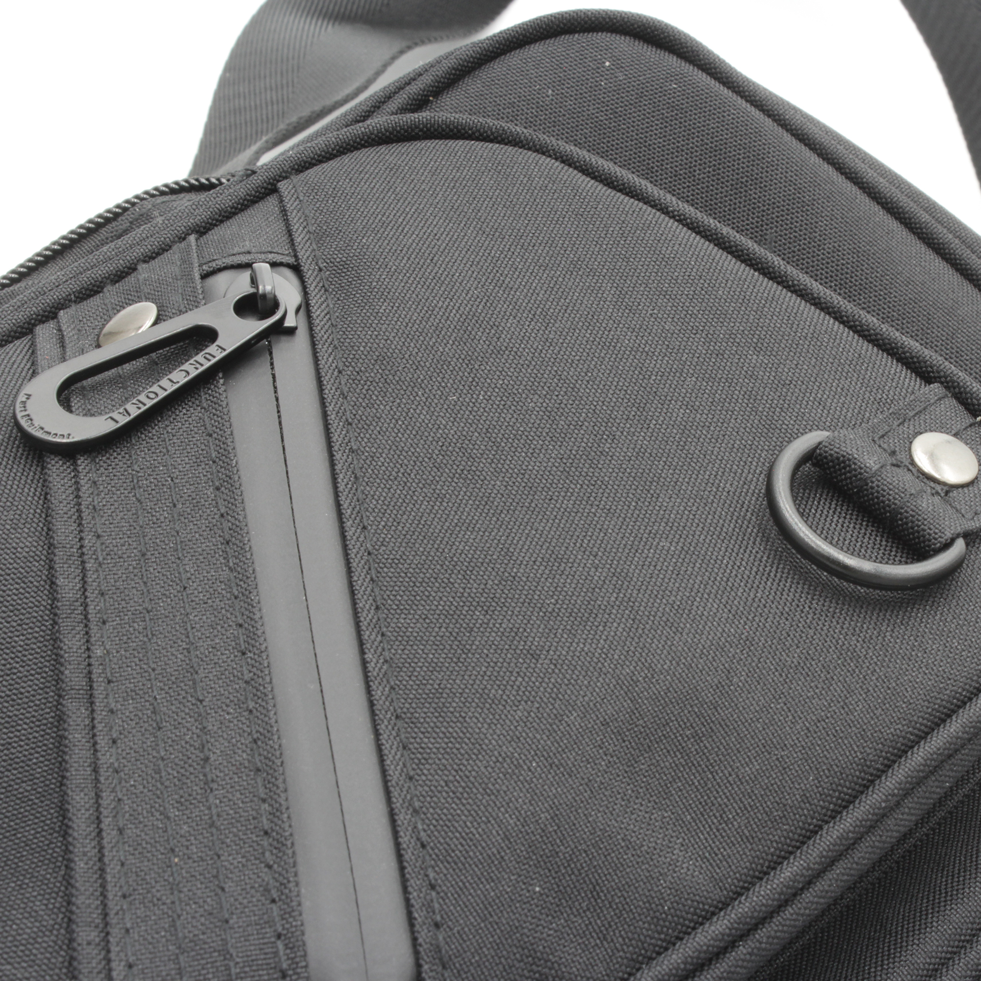 正面に止水ファスナーを使用したポケットとDカンを完備