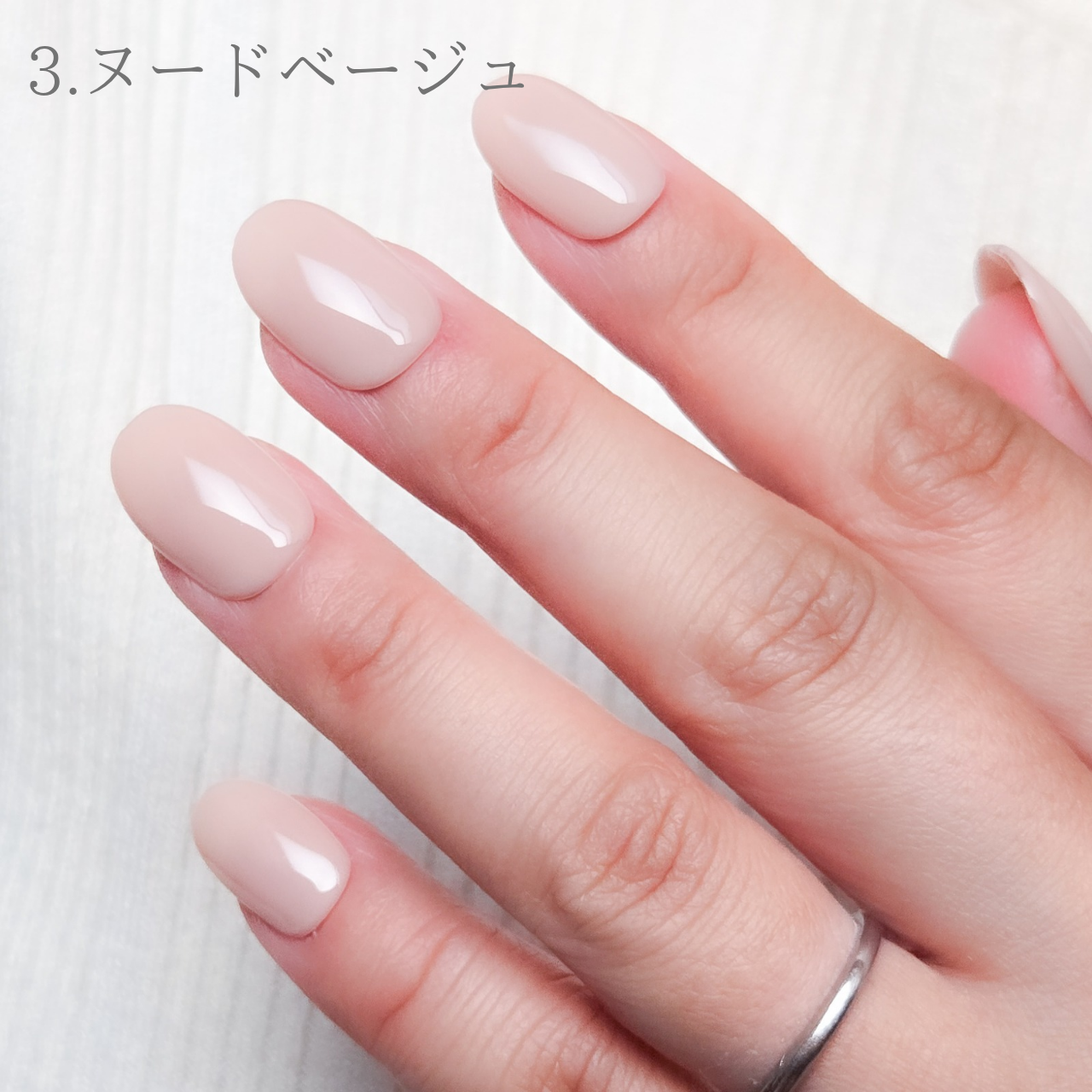 肌なじみがよく、手元をやわらかく美しく見せながら、大人らしい上品さを引き立てる