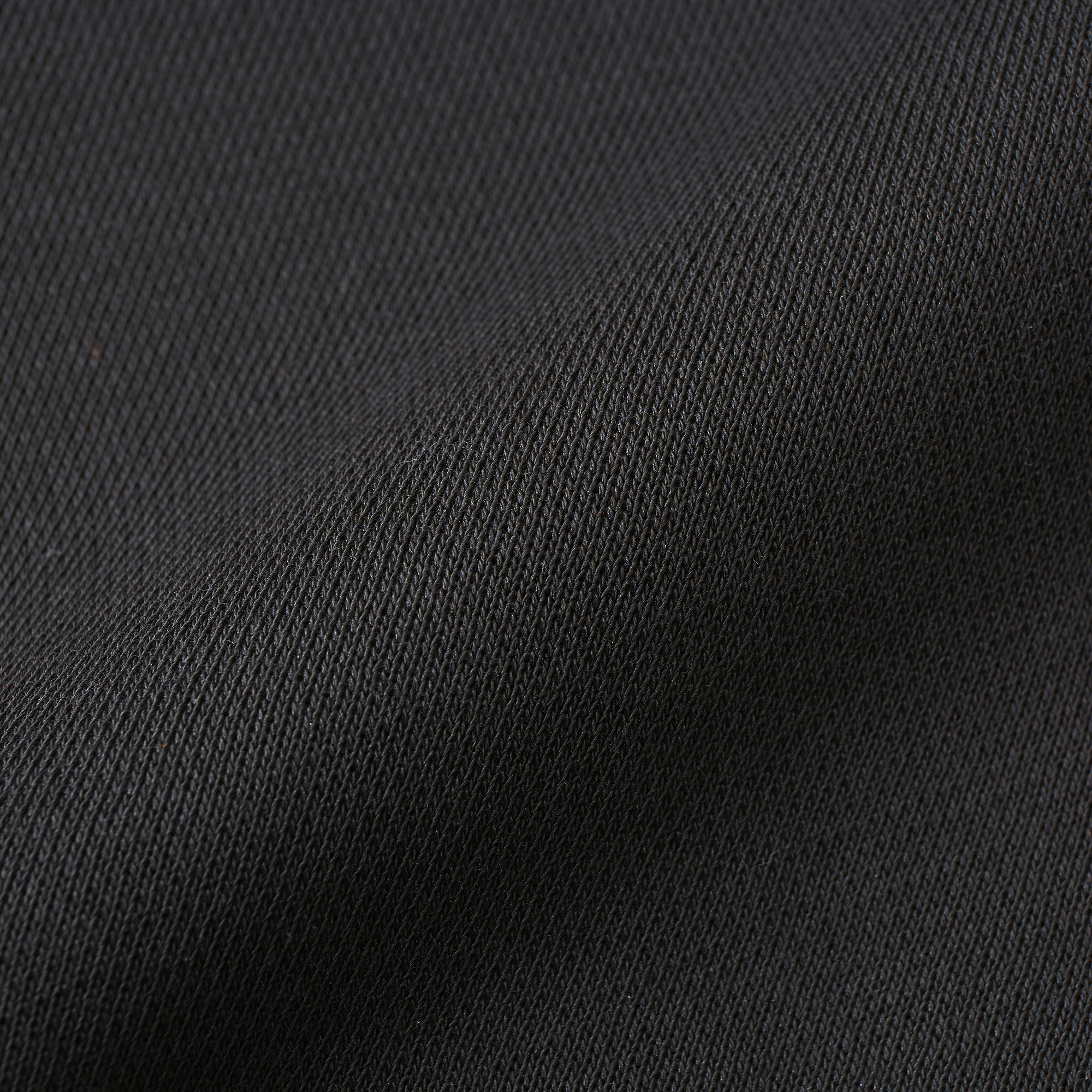 摩擦に強い綿100％表面生地を採用。動きの多いストリートでも快適なタフボディ。