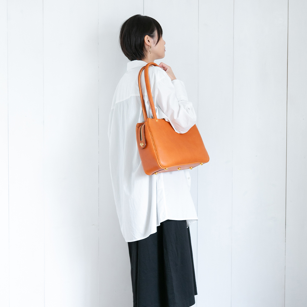 底板を入れることで重い荷物を収納する際の沈み込みを軽減します