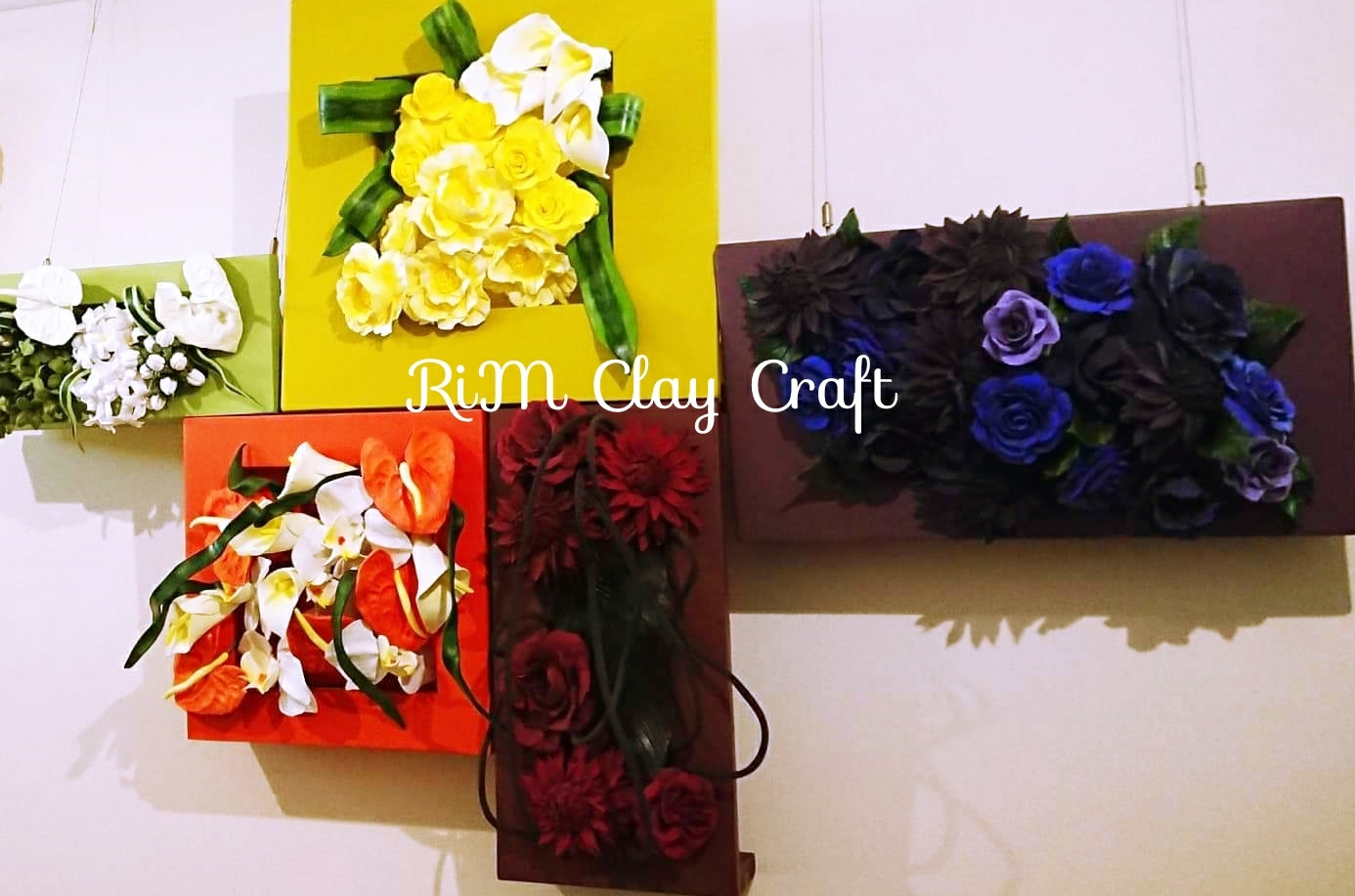 卓上でも後ろの金具で壁に吊るしても