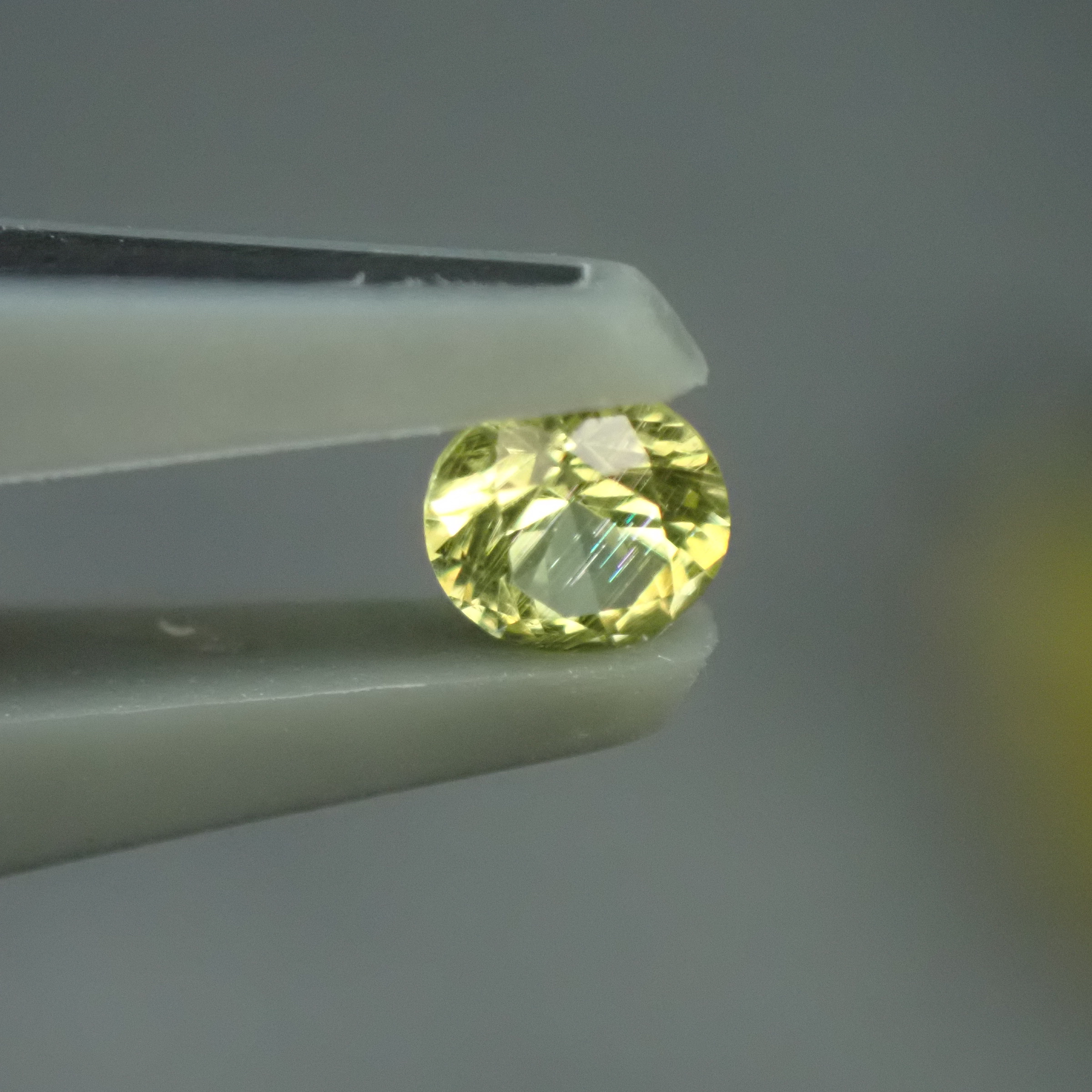 傾けると中央付近に虹色に光る針状のインクルージョンが✨