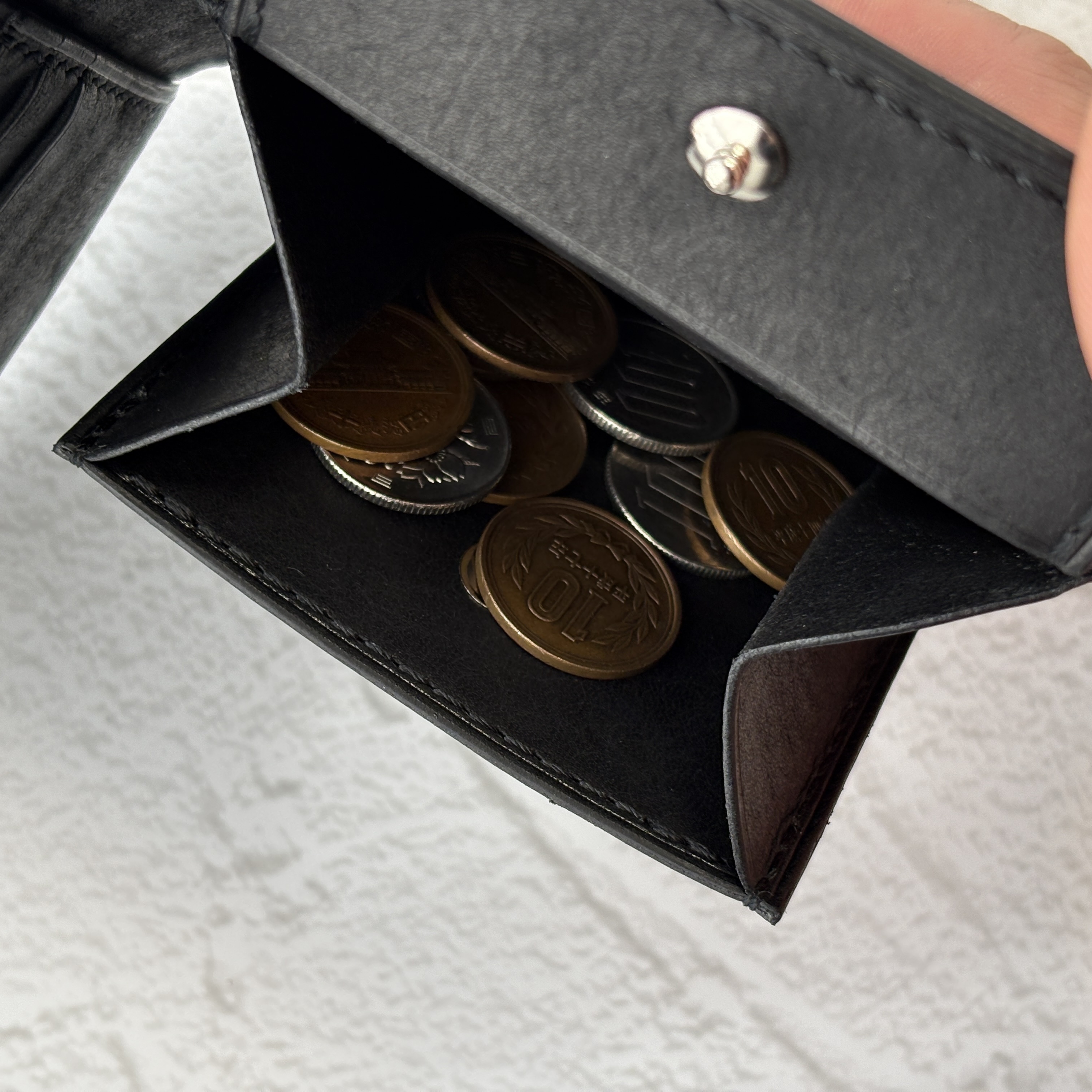 小銭入れ内貼りには表革と同じマルゴーを使用。マチが大きく広がり、中が見やすく小銭も取り出しやすい。