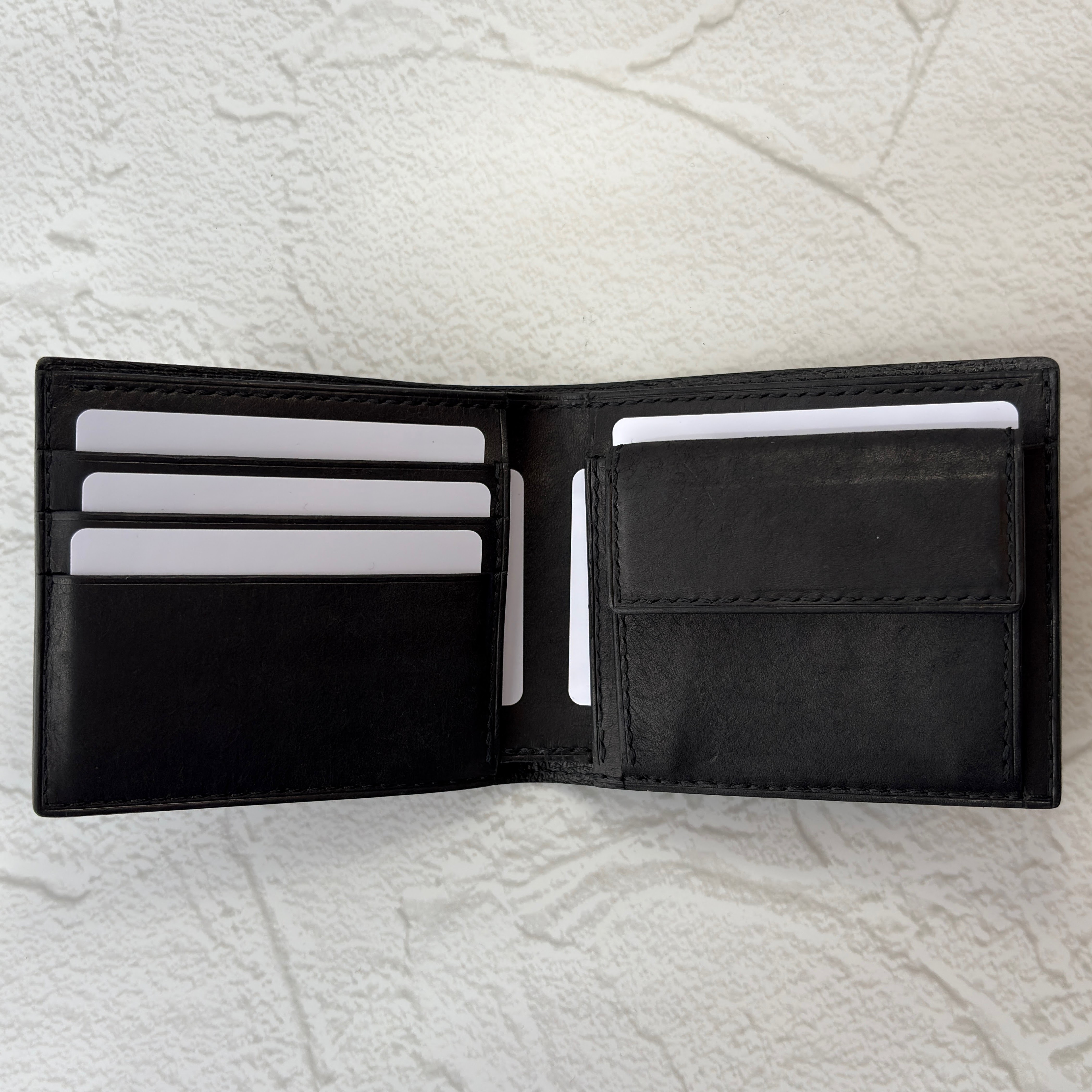 カードポケットとフリーポケットはそれぞれ3枚ずつカードを収納可能。