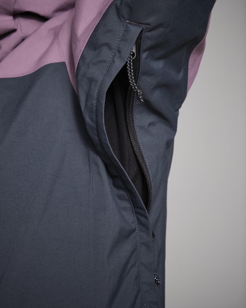 両サイドに長いベンチレーション用ピットジップ