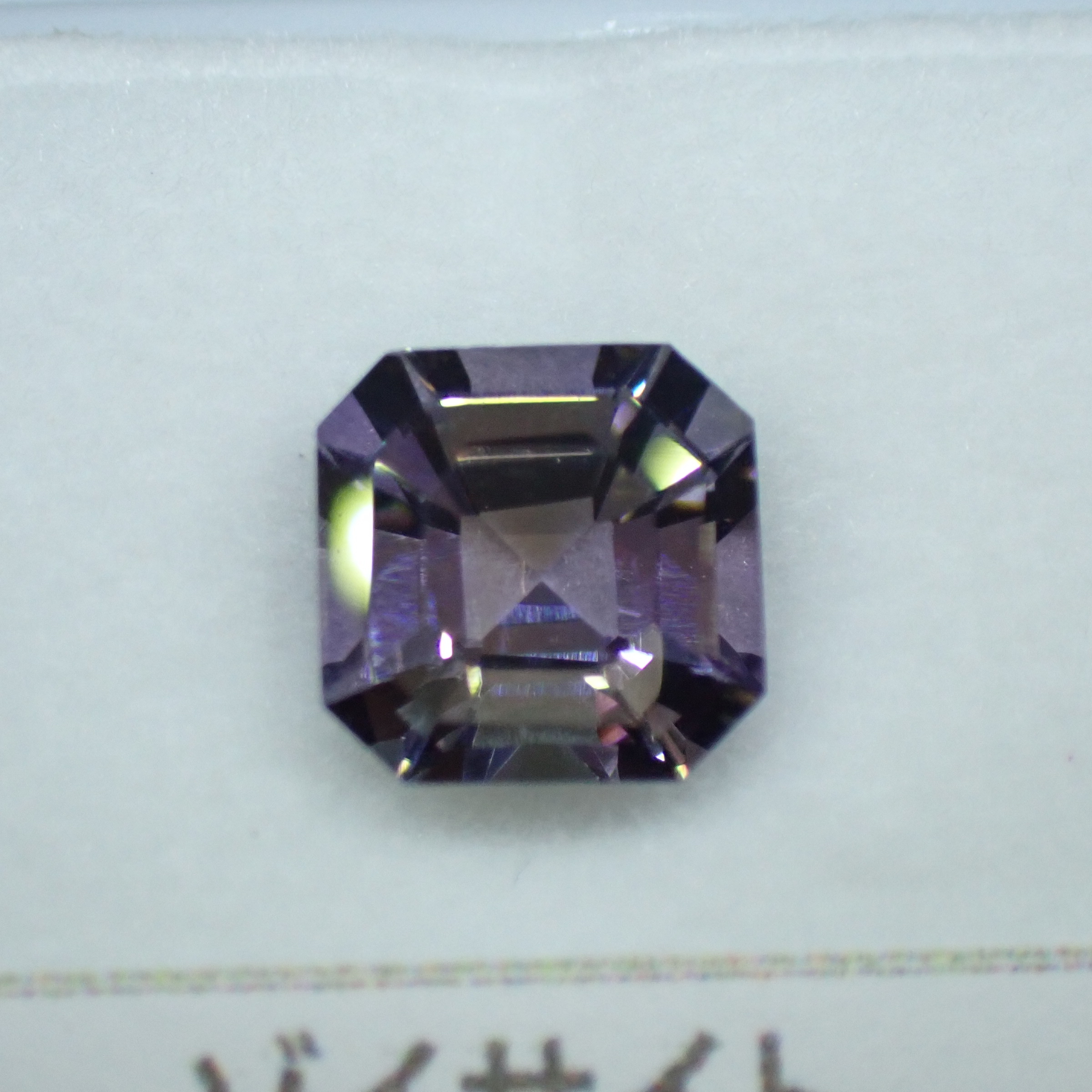 目立つインクルージョンは見当たらないクリーンなルース。
