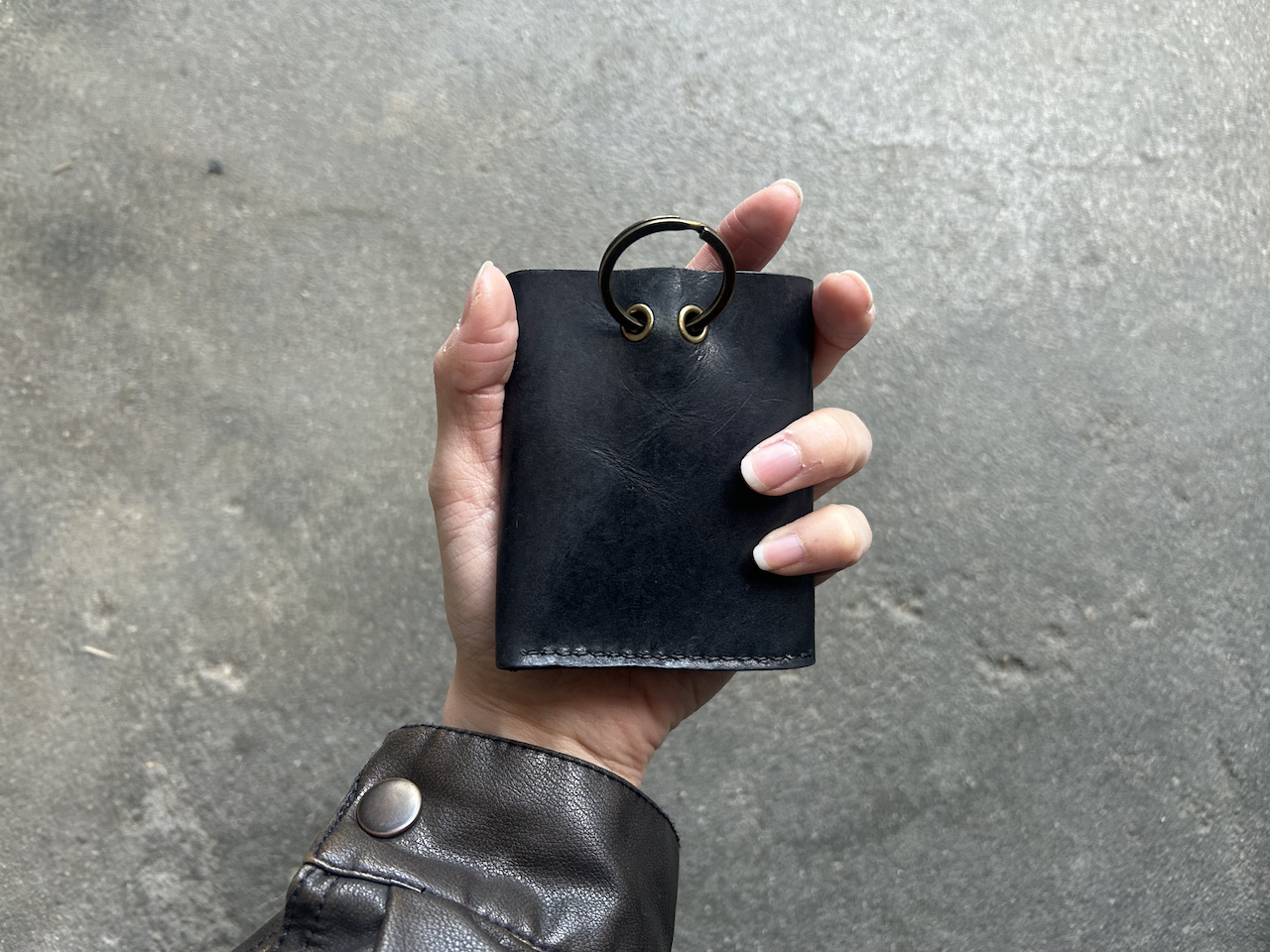 キーホルダー等お好きなアクセサリーをつけることもできます。（リングカラーはシルバー）