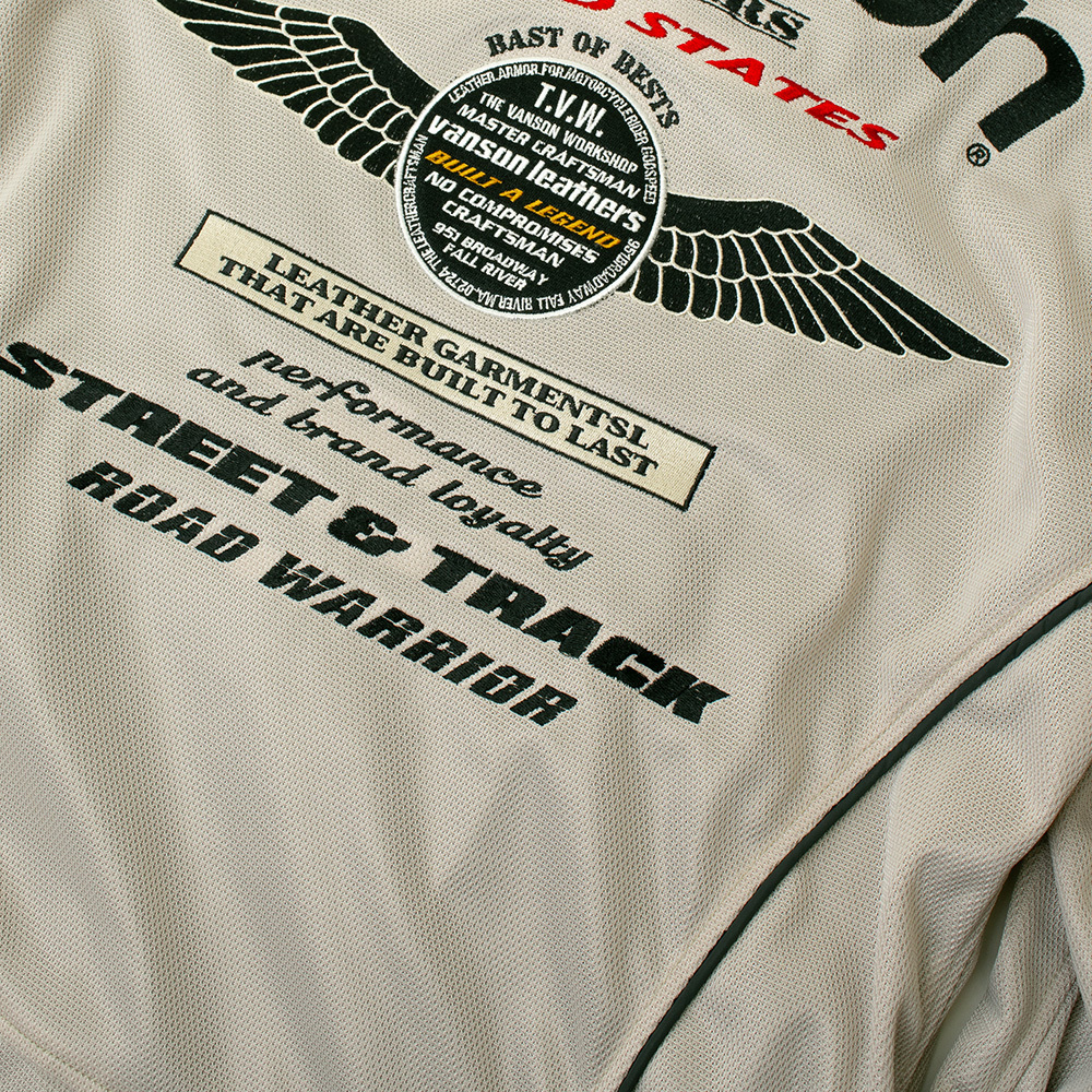 光に反射するリフレクター仕様のパイピング。