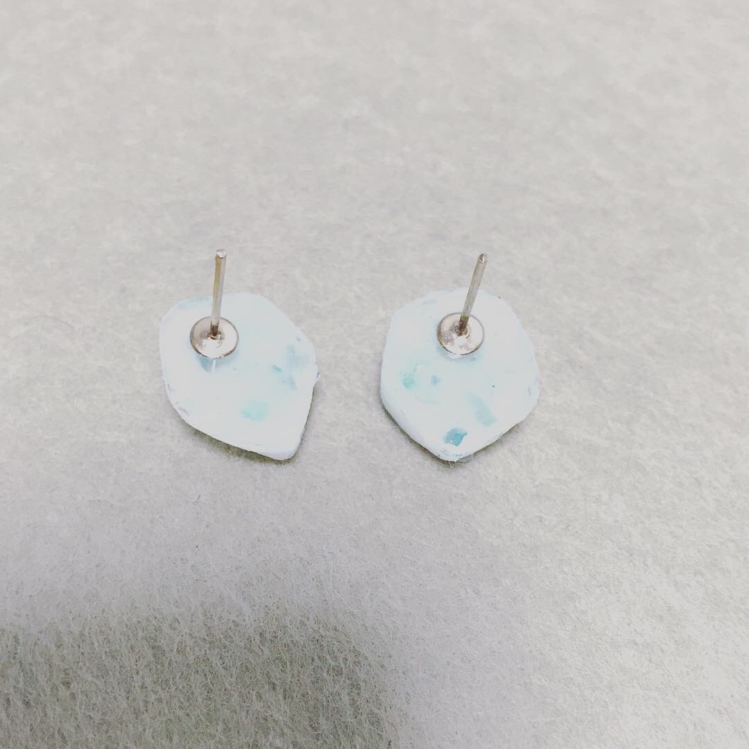 0096 ホワイト グリーンホロ スタッドピアス 白 緑 クラッシュホロ ピアス Accessories Shop ヒトツブ