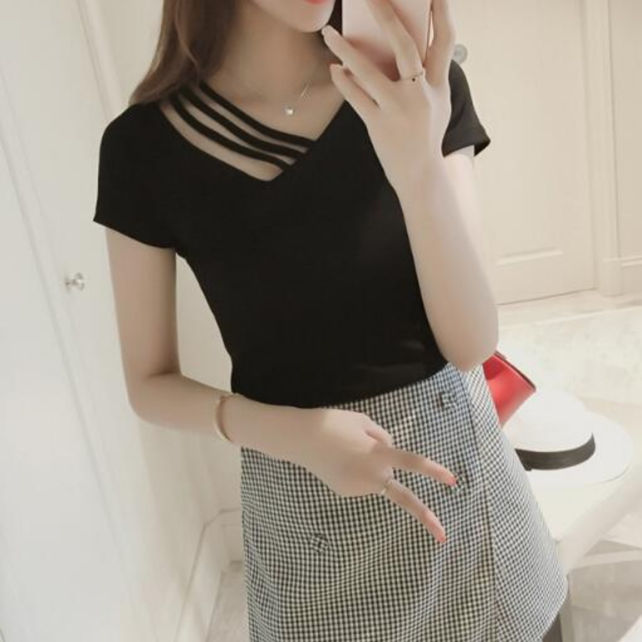 送料無料 韓国ファッション 新作 トップス Vネック タイト Tシャツ レディースファッション 夏コーデ お手数ですがご注文前に在庫の確認をお願い致します トップスを中心とした韓国のレディースファッション Geee