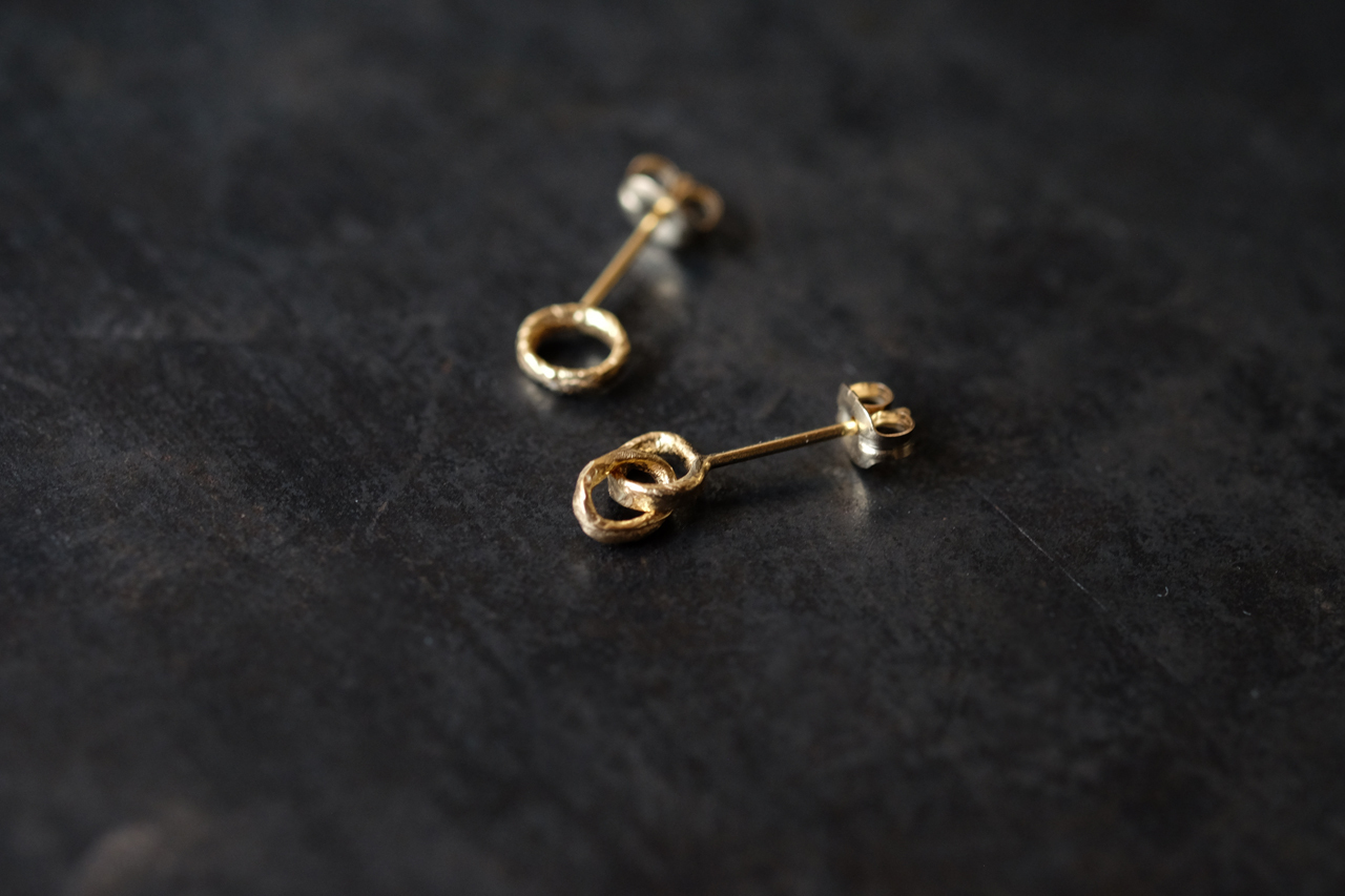 小さい揺れる輪のピアス Gold Sunn 寸 小さい揺れる輪のピアス Gold Sunn 寸