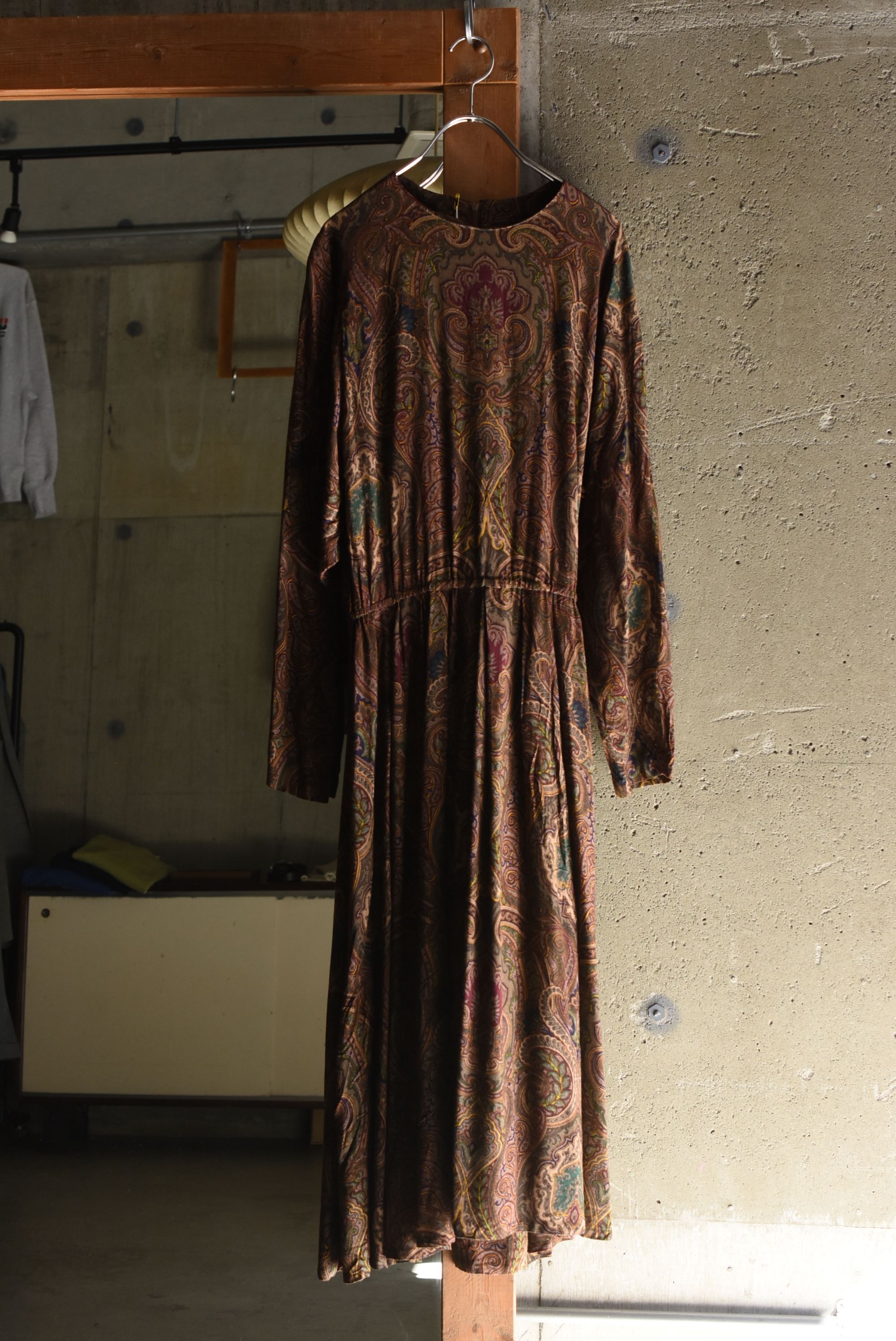 OK／80-90's "unknown" brown paisley rayon onepiece