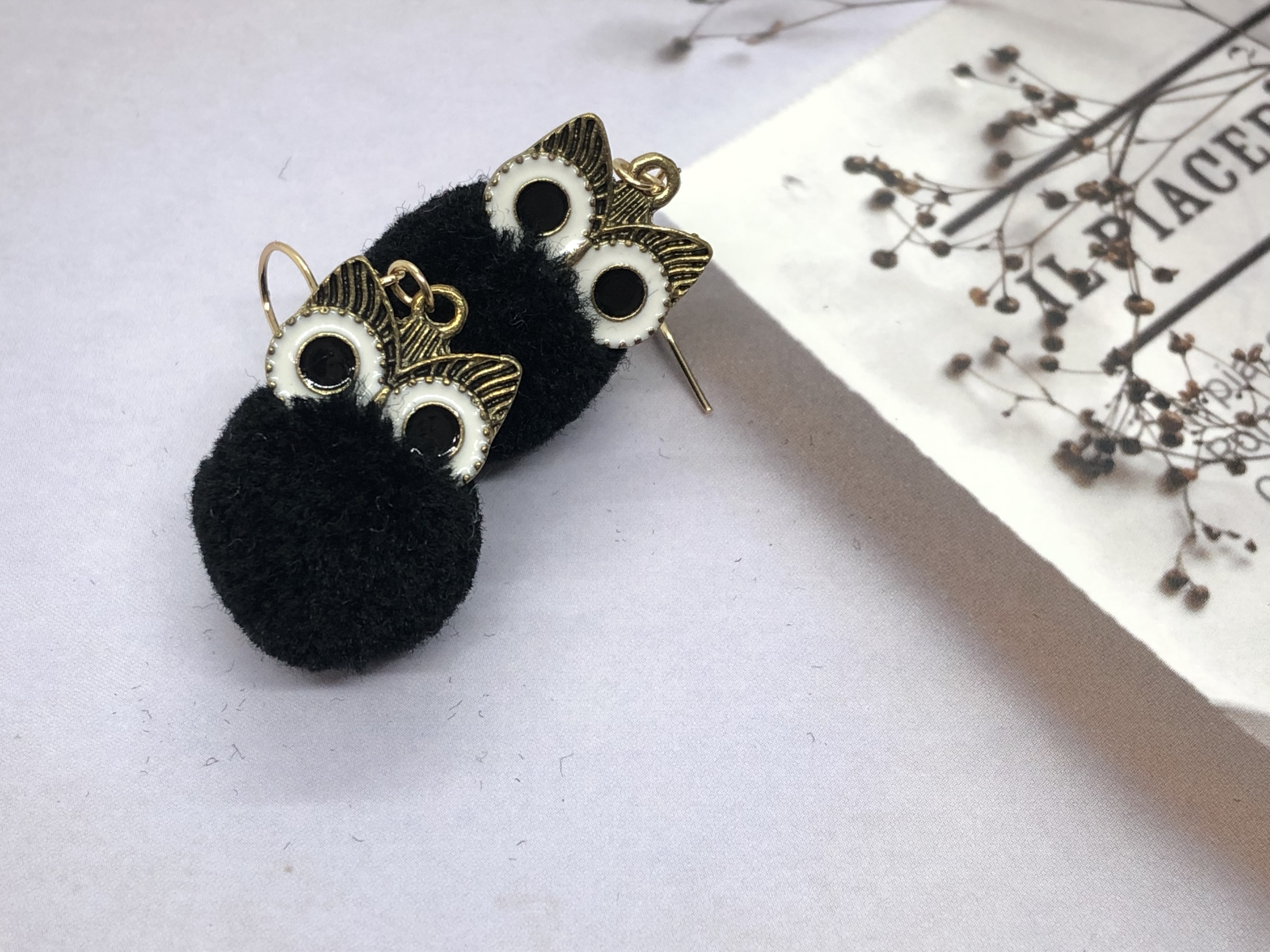 ウール風ボール付き ふわふわ黒フクロウピアス Amieque