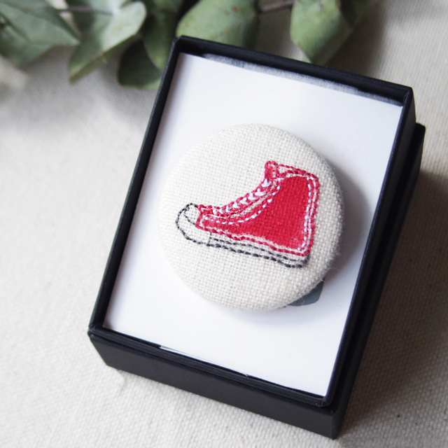 赤いスニーカーの刺繍イラストブローチ Kimama 赤いスニーカーの刺繍イラストブローチ Kimama