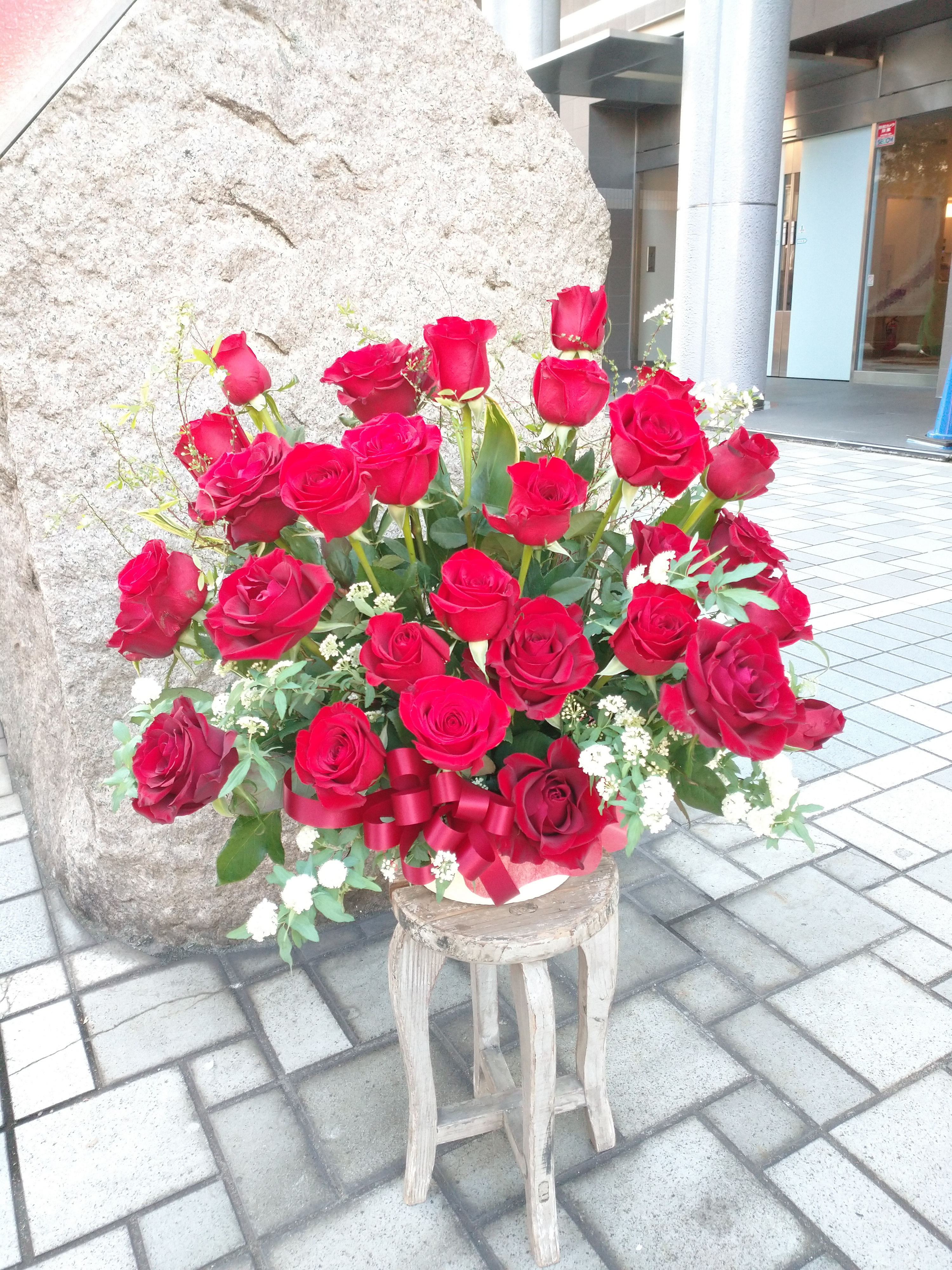 赤バラ30本のアレンジメント Flower Shop 花てまり 赤バラ30本のアレンジメント Flower Shop 花てまり