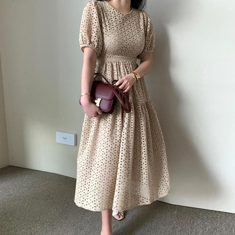 アンバサダー着用 送料無料 ワンピース ロングワンピース ロング丈 カットオフレース レース パンチングレース 総レース クルーネック 半袖 パフスリーブ ホワイト 清楚 デート ママコーデ ふんわり フレア ティアード 切り替え スタイルアップ リゾート お出かけ