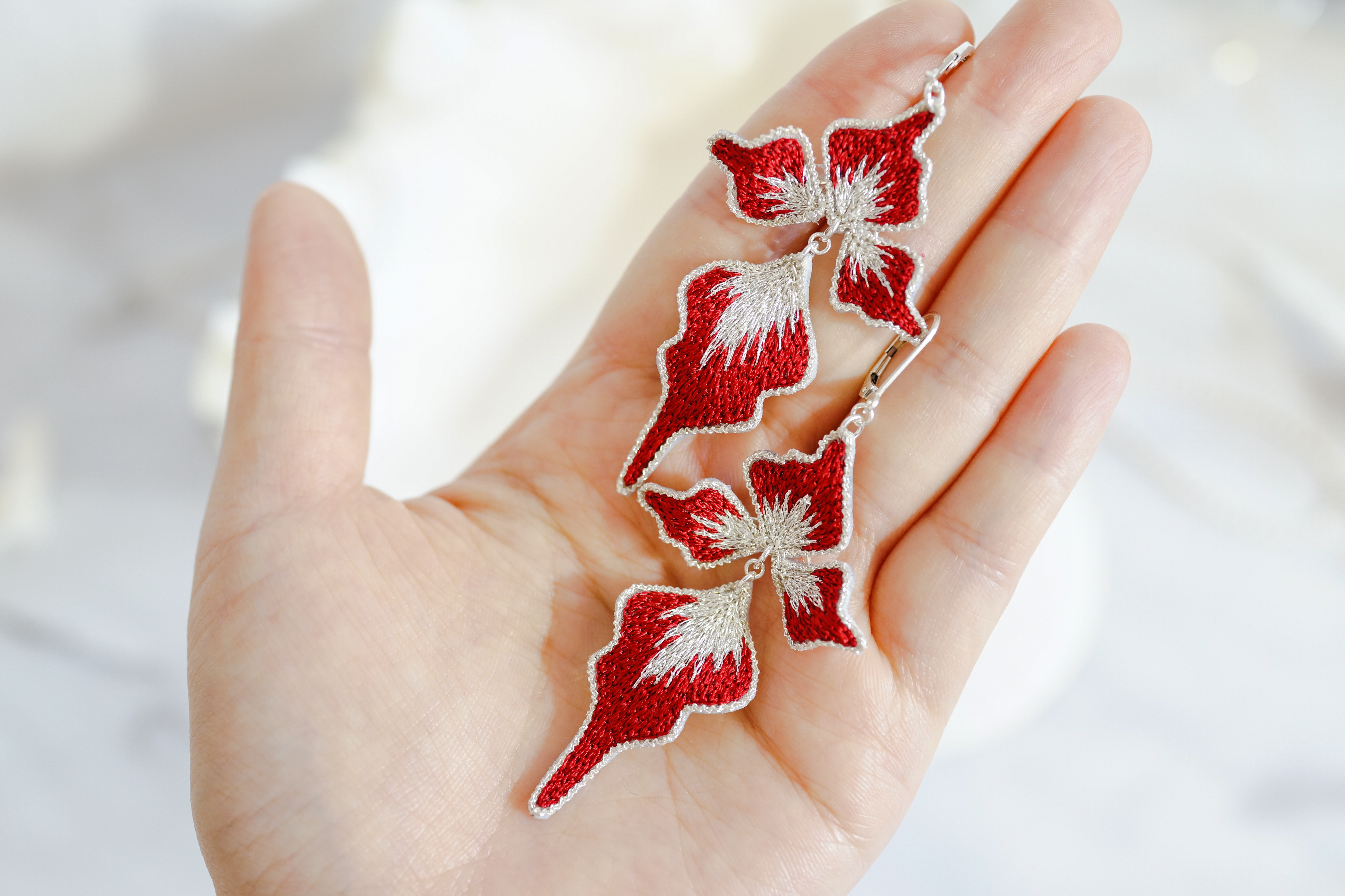 【刺繍ジュエリー】 petals red✴︎ ▽注文時に、ピアス/イヤリングお選びいただけます。