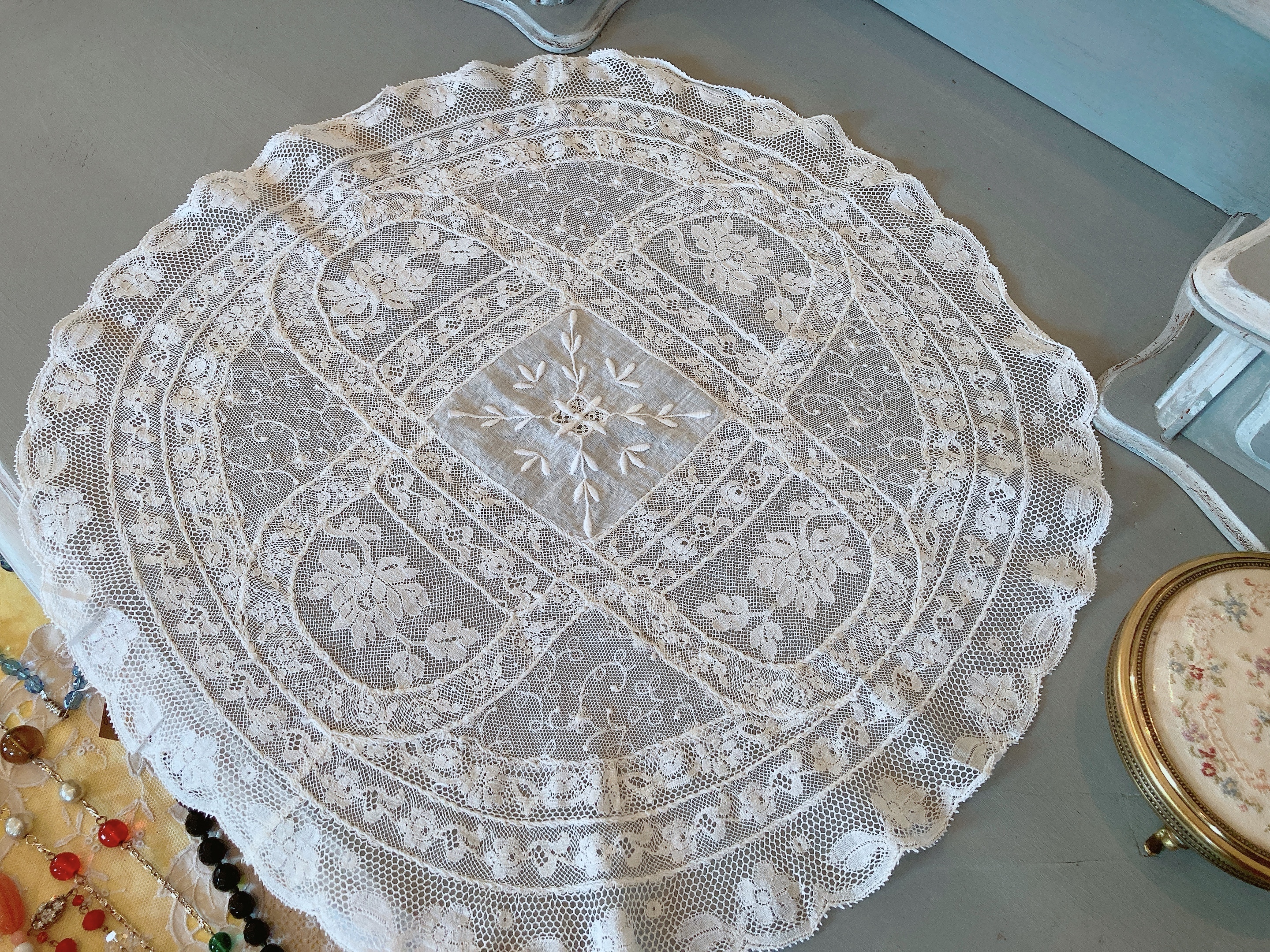 フランスレース 円形の綺麗なレース 株式会社antiquerose 山岡