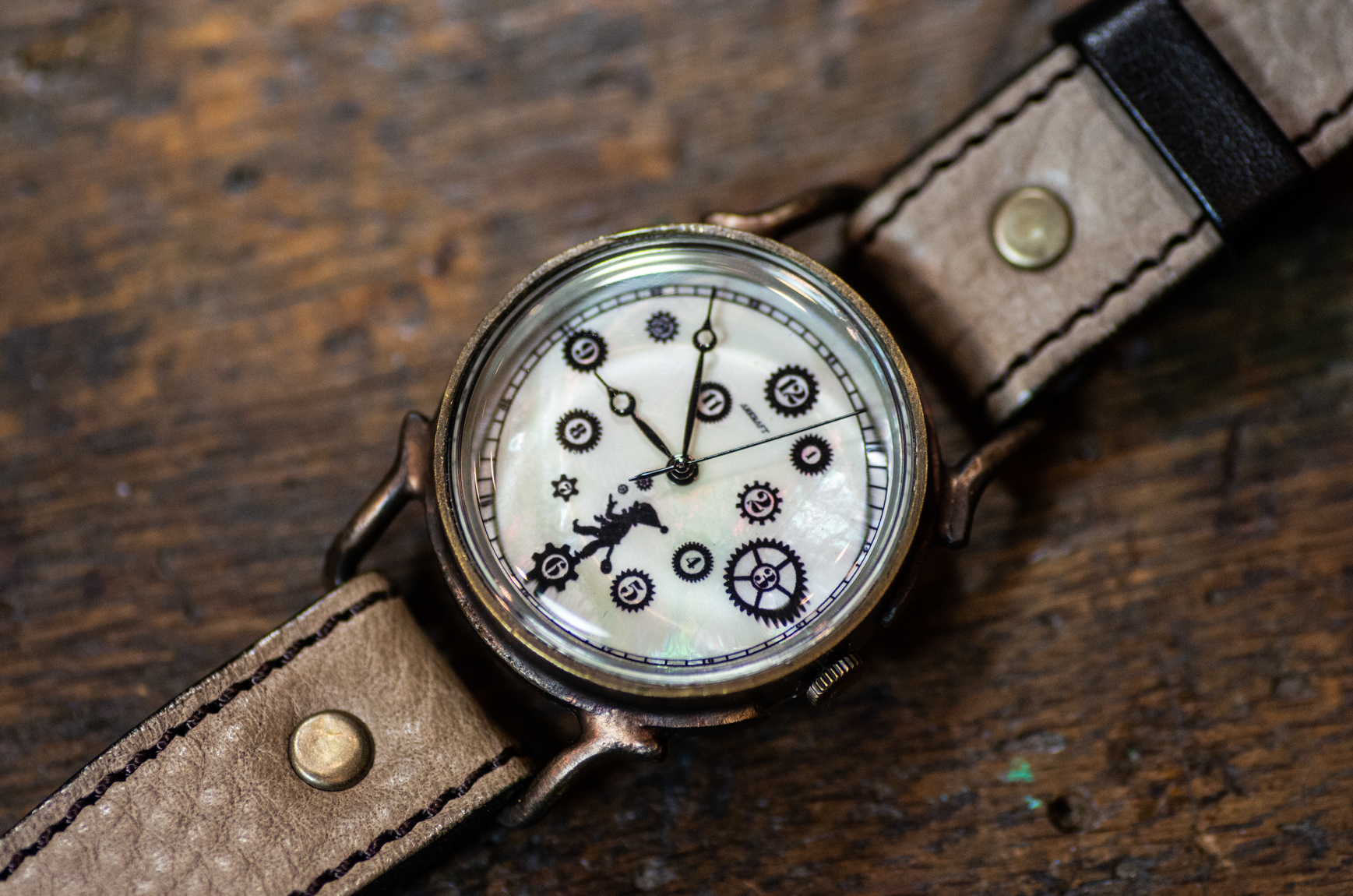 歯車とピエロの影絵の腕時計 Pivo Large 在庫品 手しごと腕時計arkraft Stock Shop
