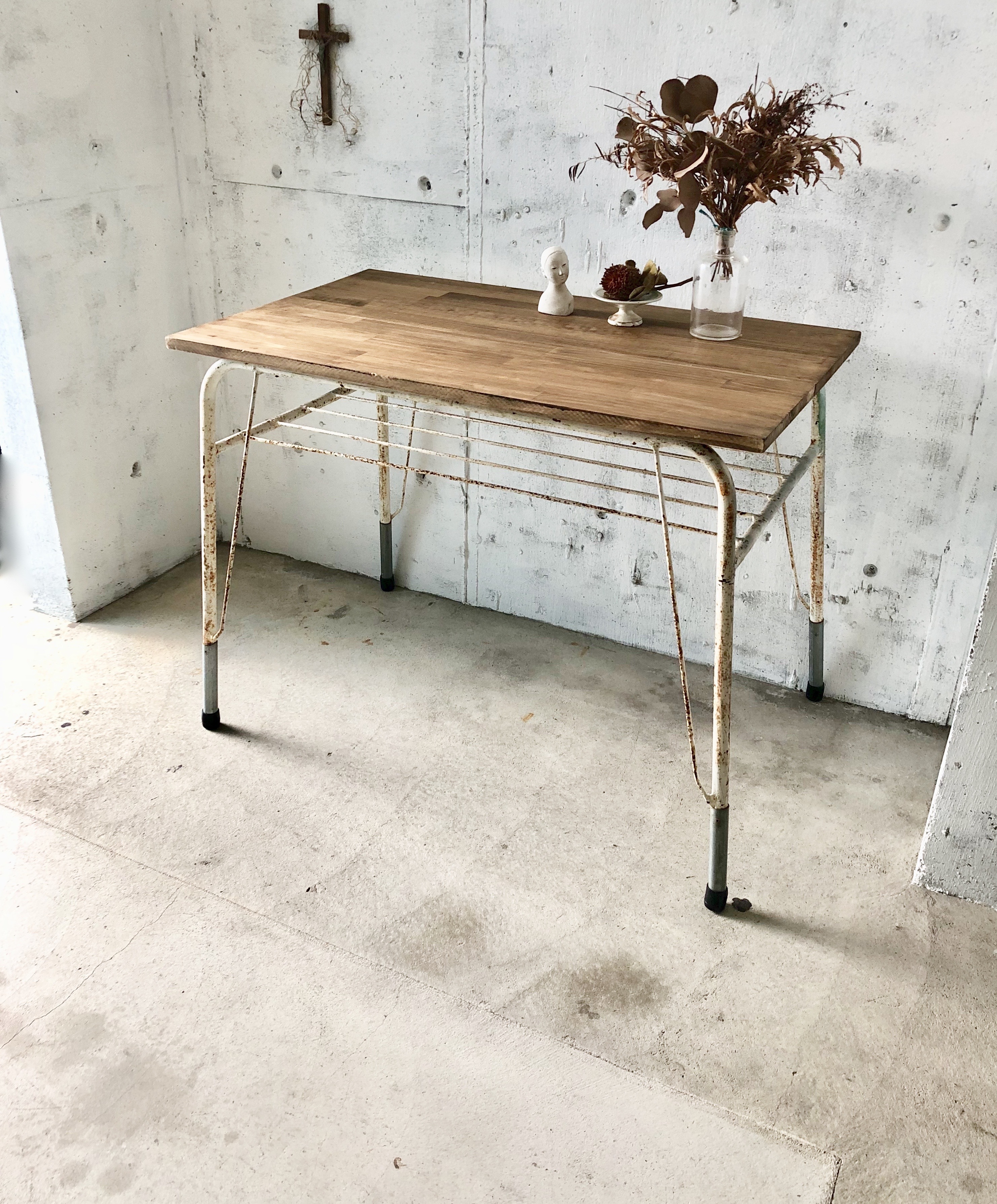 シャビーな白い鉄脚テーブル[古家具] giraffes craft