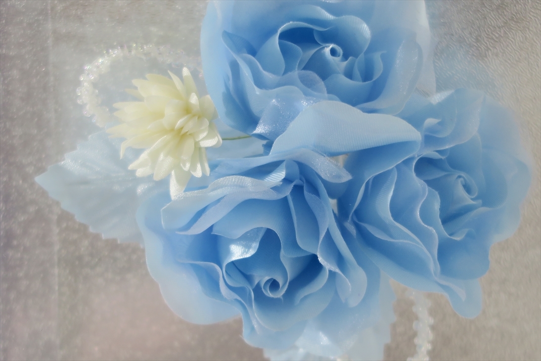 水色の薔薇の髪飾り 和装 洋装併用です 綺麗なブルーはおしゃれな成人式 卒業式 結婚式などにいかが 高級着物のさくら衣裳 サクライショウ Sakuraisyou