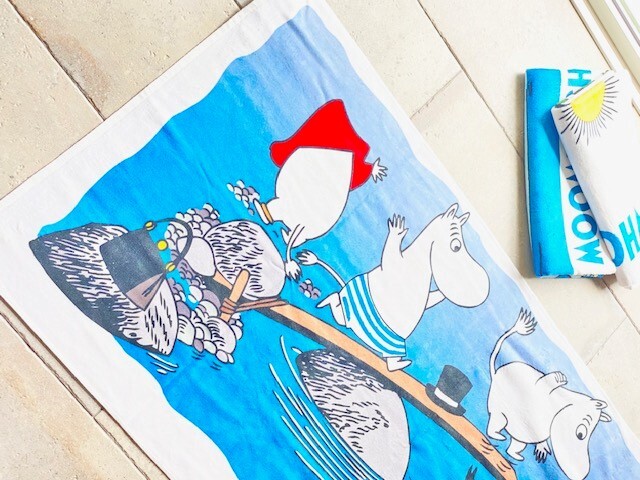 Moomin Shop Hawaii 正規品 ムーミンショップハワイ限定 バスタオル 角型 ムーミン ビーチタオル 大 アロハ Aloha ハワイ Hawaii ハワイ買い付け 海外雑貨 プレゼント ギフト 贈り物 キャラクター イラスト コレクション Puahawaii Moomin Shop Hawaii 正規品 ムーミンショップハワイ限定 バスタオル 角型 ムーミン ビーチタオル 大 アロハ Aloha ハワイ Hawaii ハワイ買い付け 海外雑貨 プレゼント ギフト 贈り物 キャラクター イラスト コレクション Puahawaii