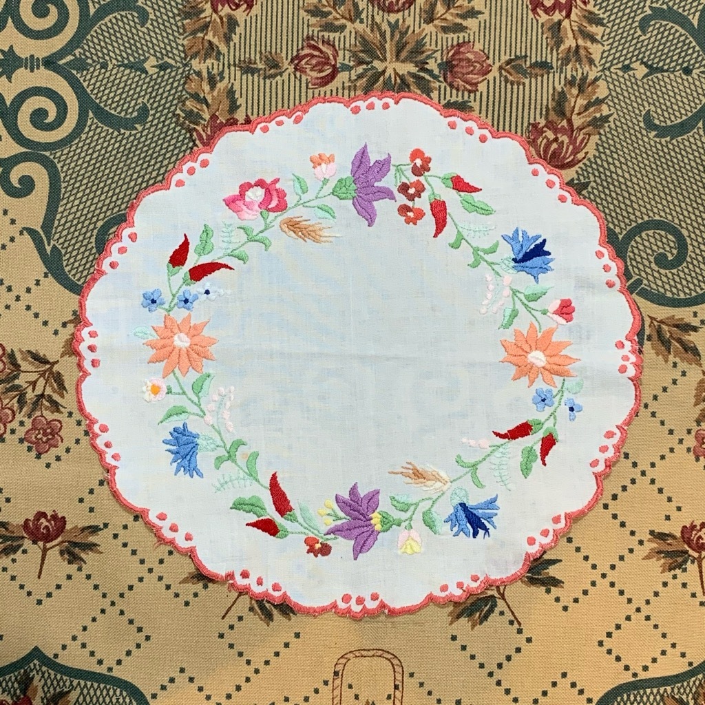 リース刺繍のハンガリークロス Kolbenova リース刺繍のハンガリークロス Kolbenova