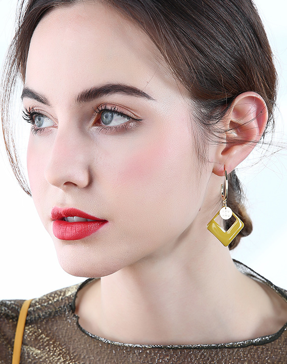 耳元で揺れ感が可愛い2色展開のピアス 揺れ感 大人キレイ 大人カジュアル 年齢層問わず ピアス 可愛い キレイカラー Ailla アイラ